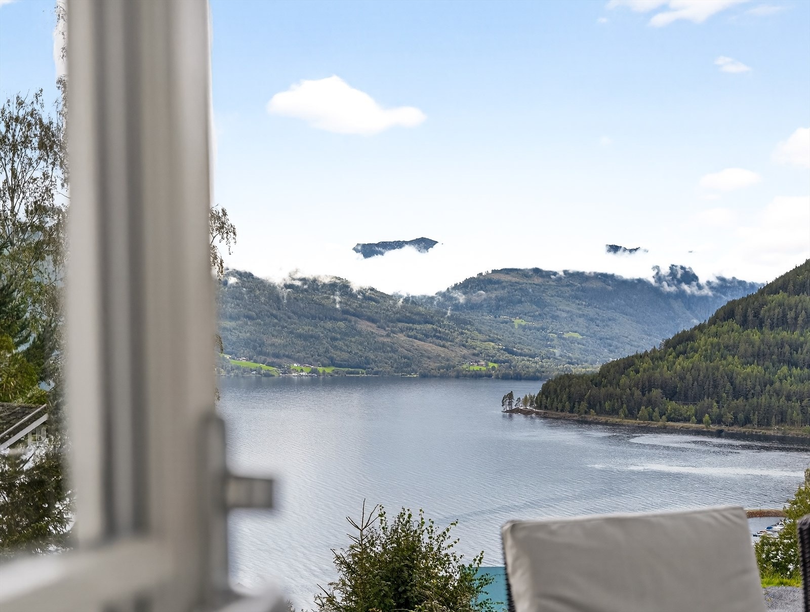 Sjøtveitlie 36D ligger i Tinn Austbygd, kun en liten kilometer fra sentrum. Galleribilde