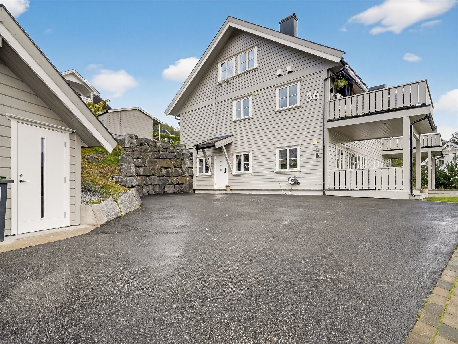 Det er en romslig asfaltert gårdsplass ved boligens inngangsparti, med god plass til biloppstilling. Galleribilde