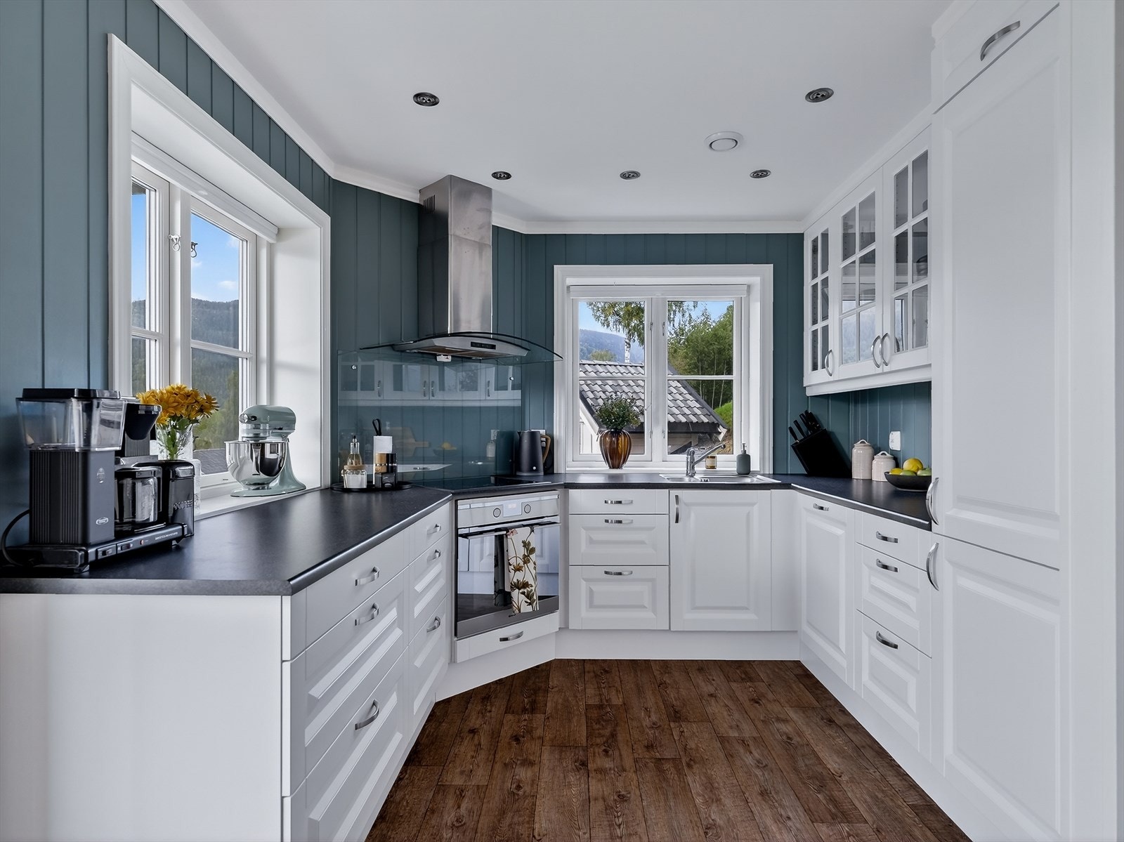 Lyst og fint kjøkken med god benkplass og vinduer som gir godt arbeidslys. Alle hvitevarer integrert. Galleribilde