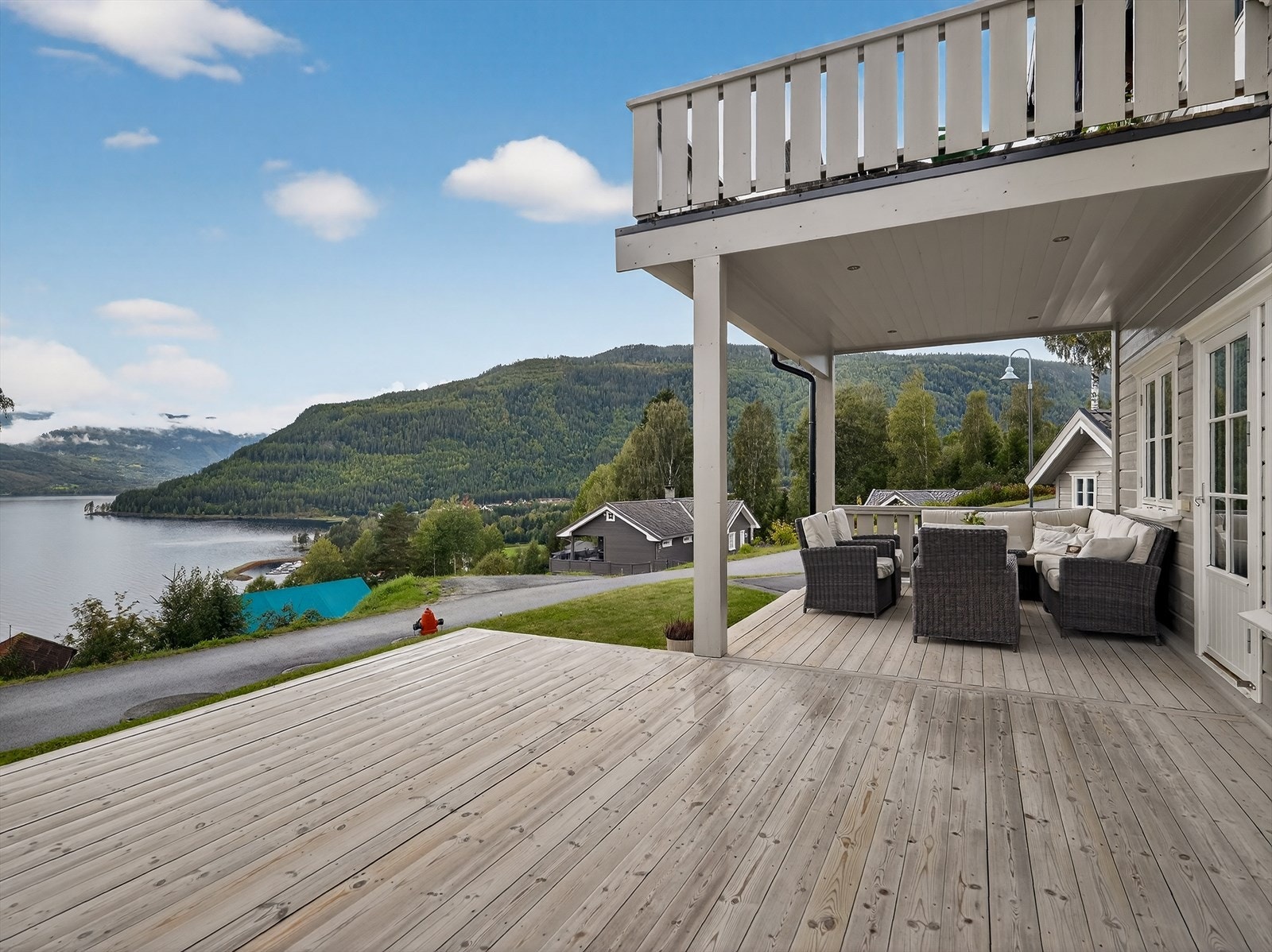 Fra terrassen er det nydelig utsikt ned mot vannspeilet på Tinnsjøen. Galleribilde