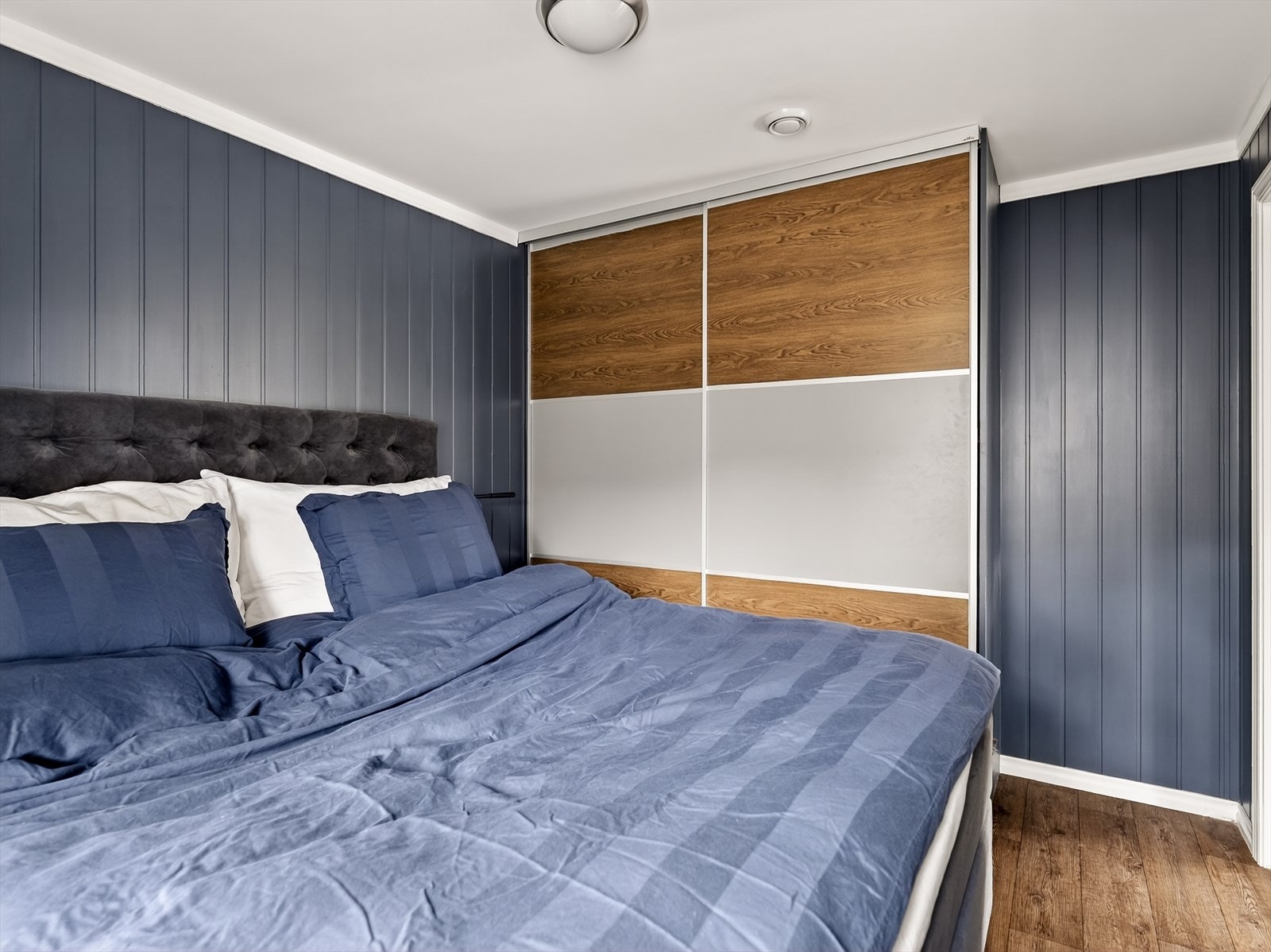 På hovedsoverommet er det skyvedørsgarderobe for klesoppbevaring. Galleribilde