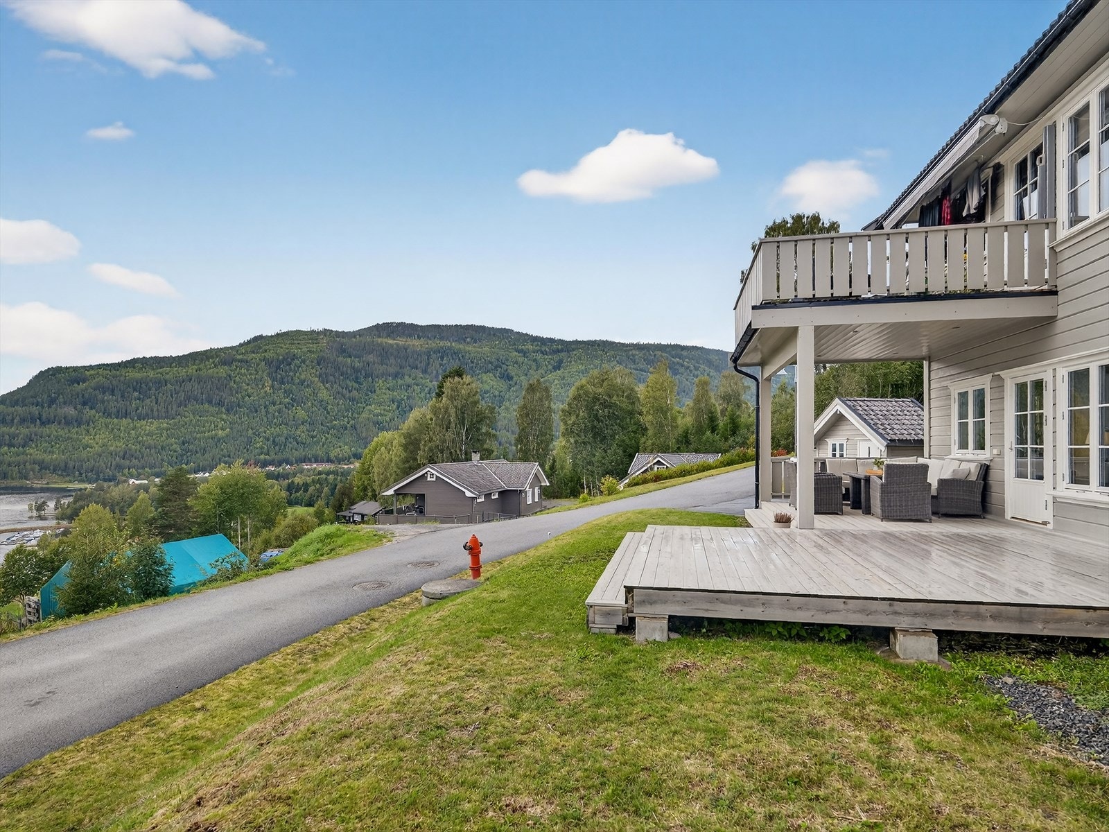 Leiligheten ligger i et rolig bomiljø i stikkveg uten gjennomgangstrafikk, og med nydelig utsikt ned mot Tinnsjøen. Galleribilde