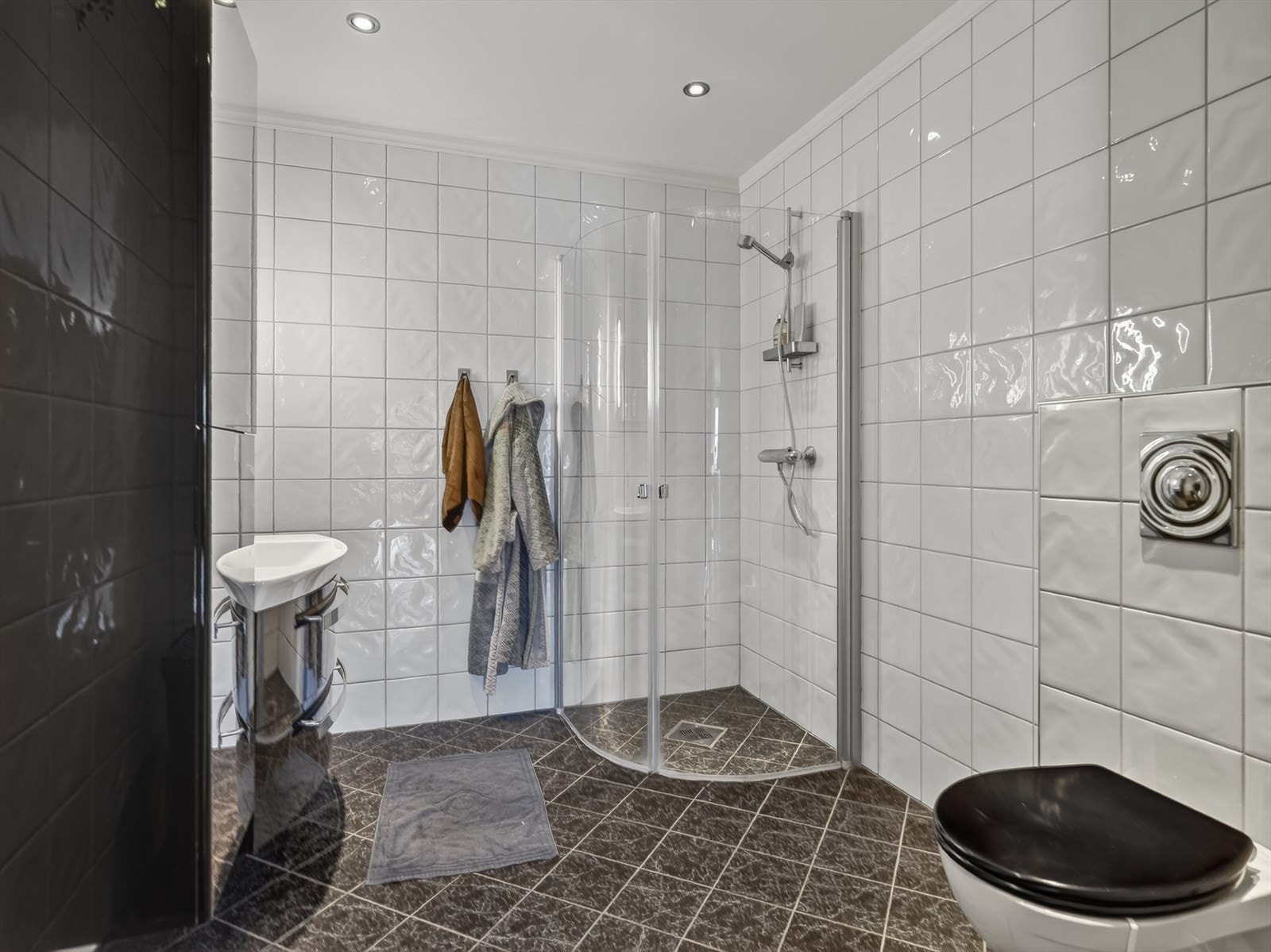 Badet er helfliset med vannbåren varme i gulvet. Galleribilde