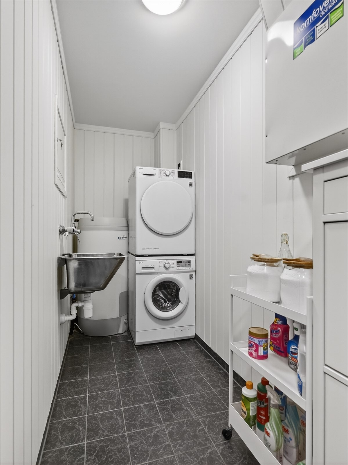 Vaskerommet har flislagt gulv med varmekabler, og lysmalte veggoverflater. Her er det opplegg for og plass til vaskemaskin og tørketrommel, og det er installert utslagsvask. Galleribilde