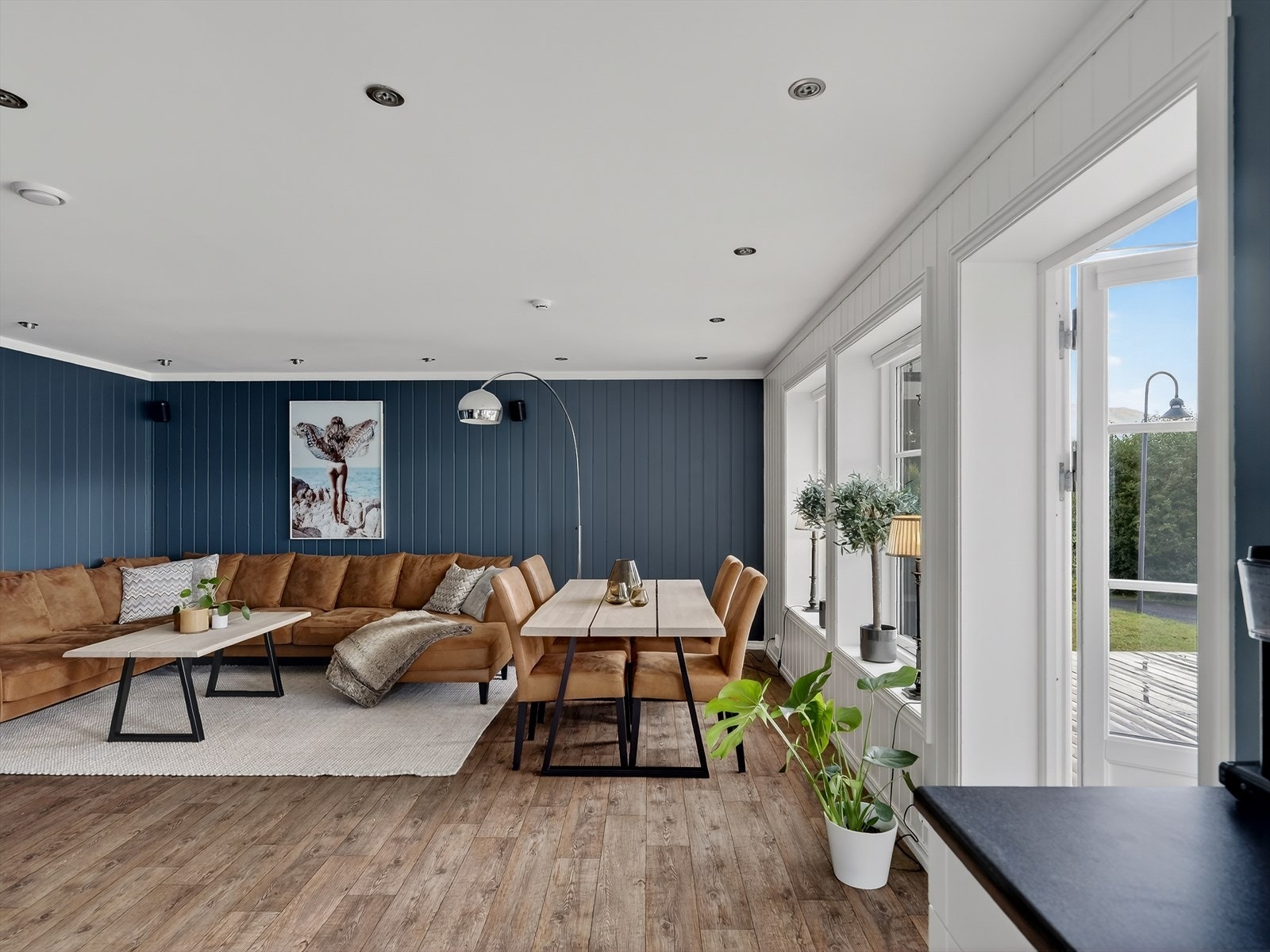 Her er det plass til en raus sofagruppe og spisebord. Galleribilde