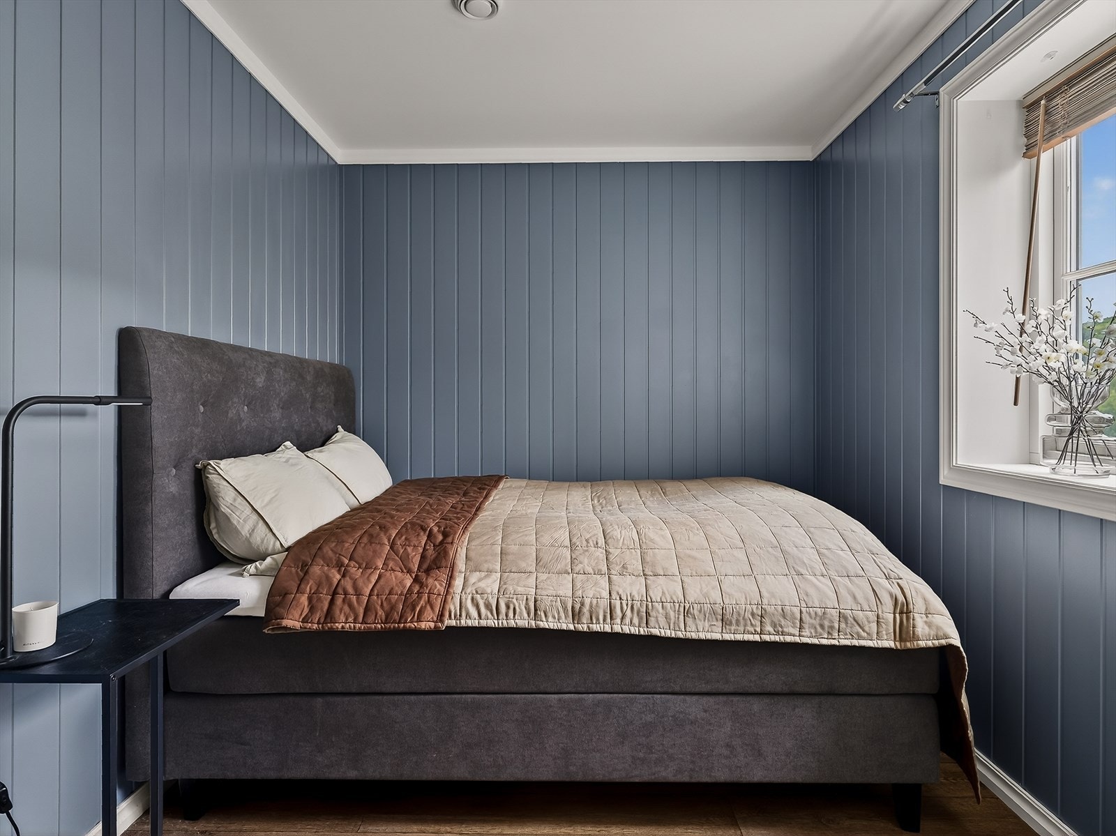 Rommene er holdt i en beroligende blå fargetone, som resten av leiligheten for øvrig. Galleribilde