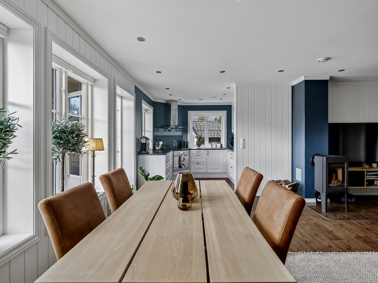 Den koselige stua ligger i åpen løsning mot kjøkkenet og har store sydvestvendte vindusflater med godt lysinnslipp. Galleribilde