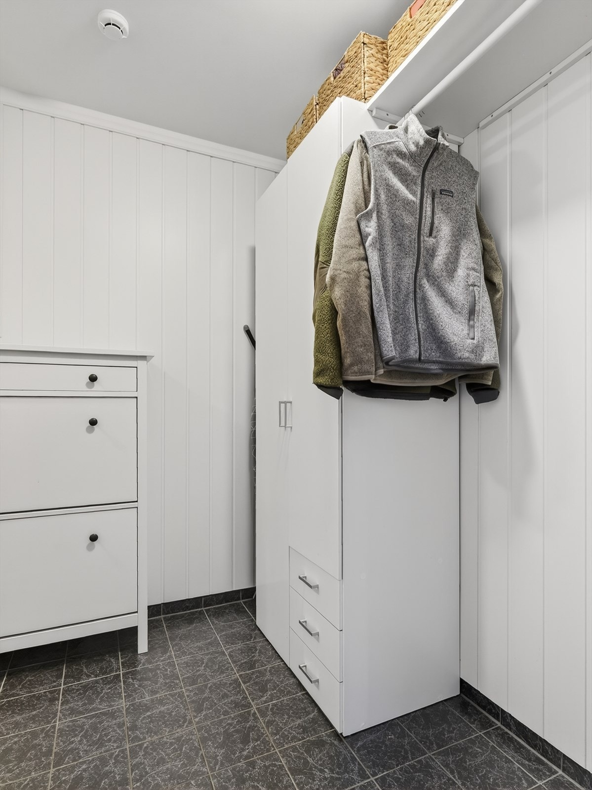 Vaskerommet er praktisk innredet med garderobeskap, hylleplass og garderobestang for klesoppbevaring. Galleribilde