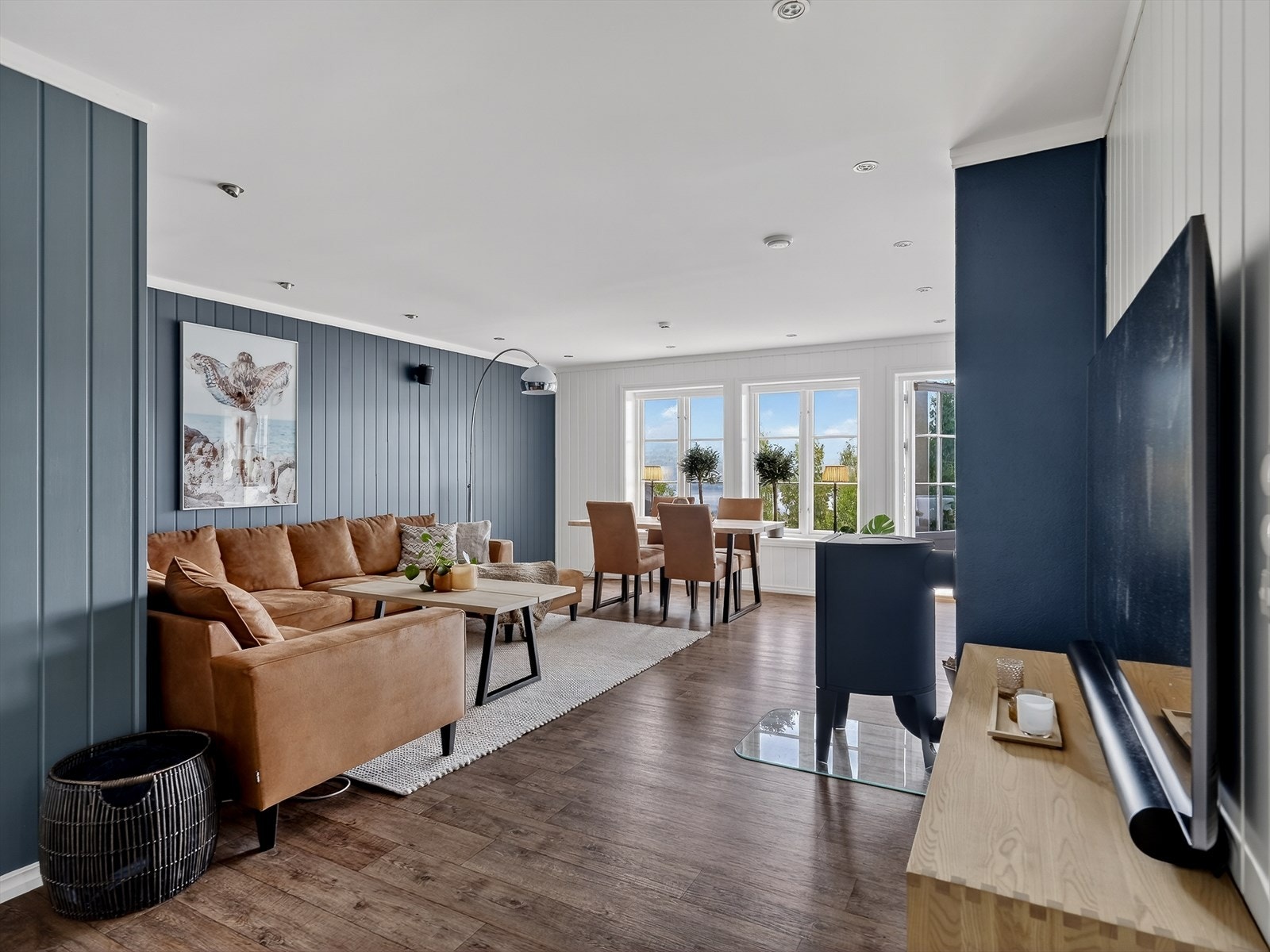 Pen og moderne selveierleilighet med nydelige terrasseområder både under tak og under åpen himmel. Galleribilde