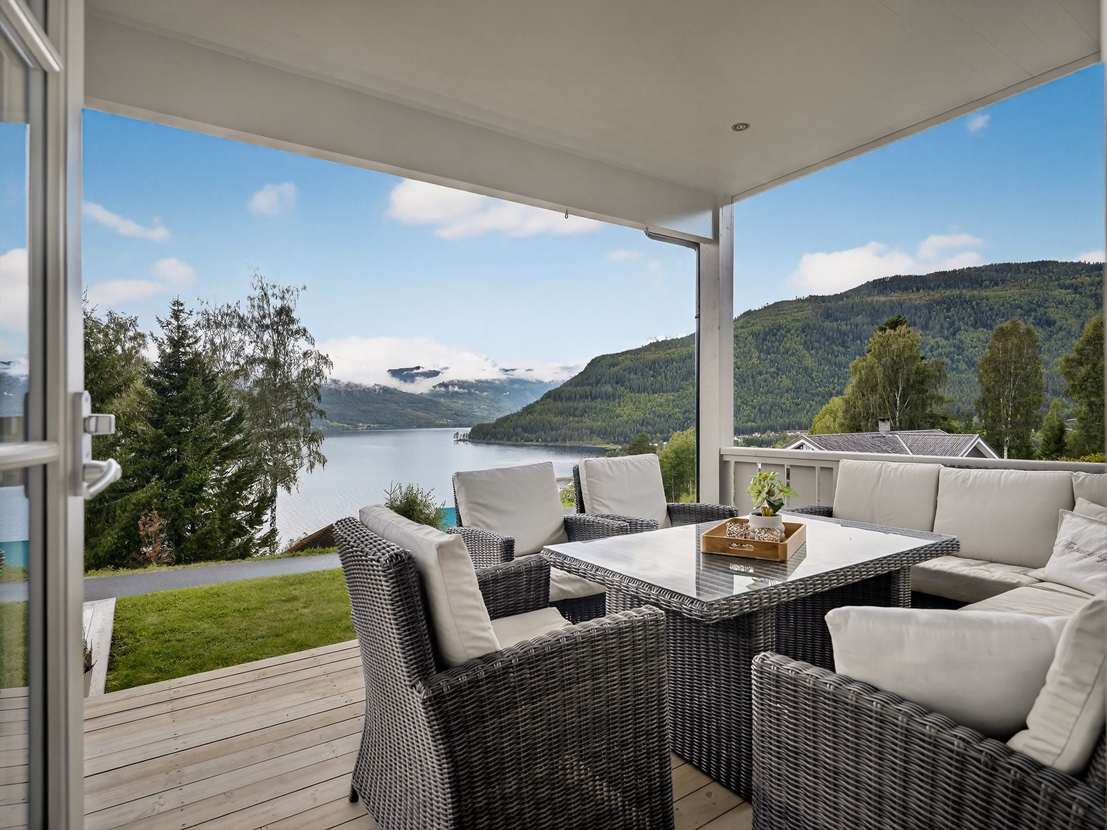 Terrassen og trappa ved hovedinngang er slipt og overflatebehandlet i 2025. Galleribilde