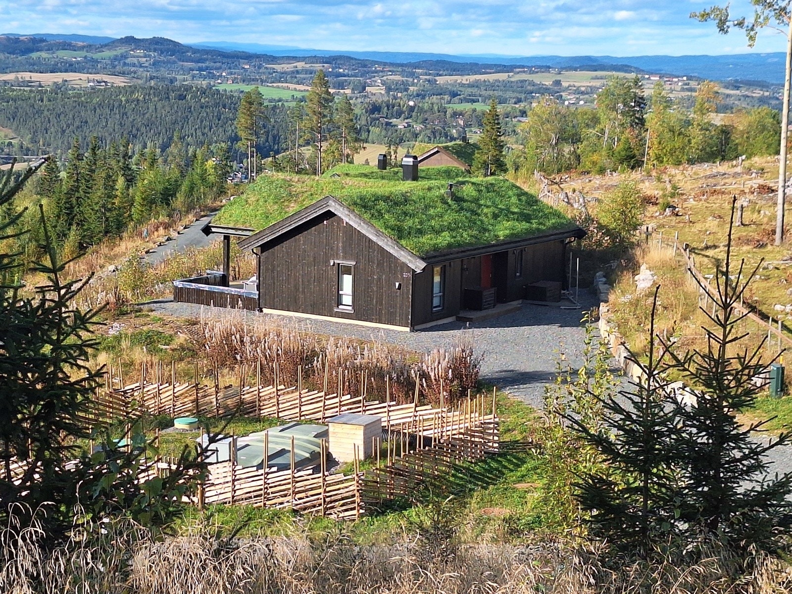 Lindstadutsikten Felt 2, et attraktivt og solfylt tomtefelt beliggende i naturskjønne omgivelser i Mylla området, Nordmarka Nord, i Lunner kommune. Galleribilde