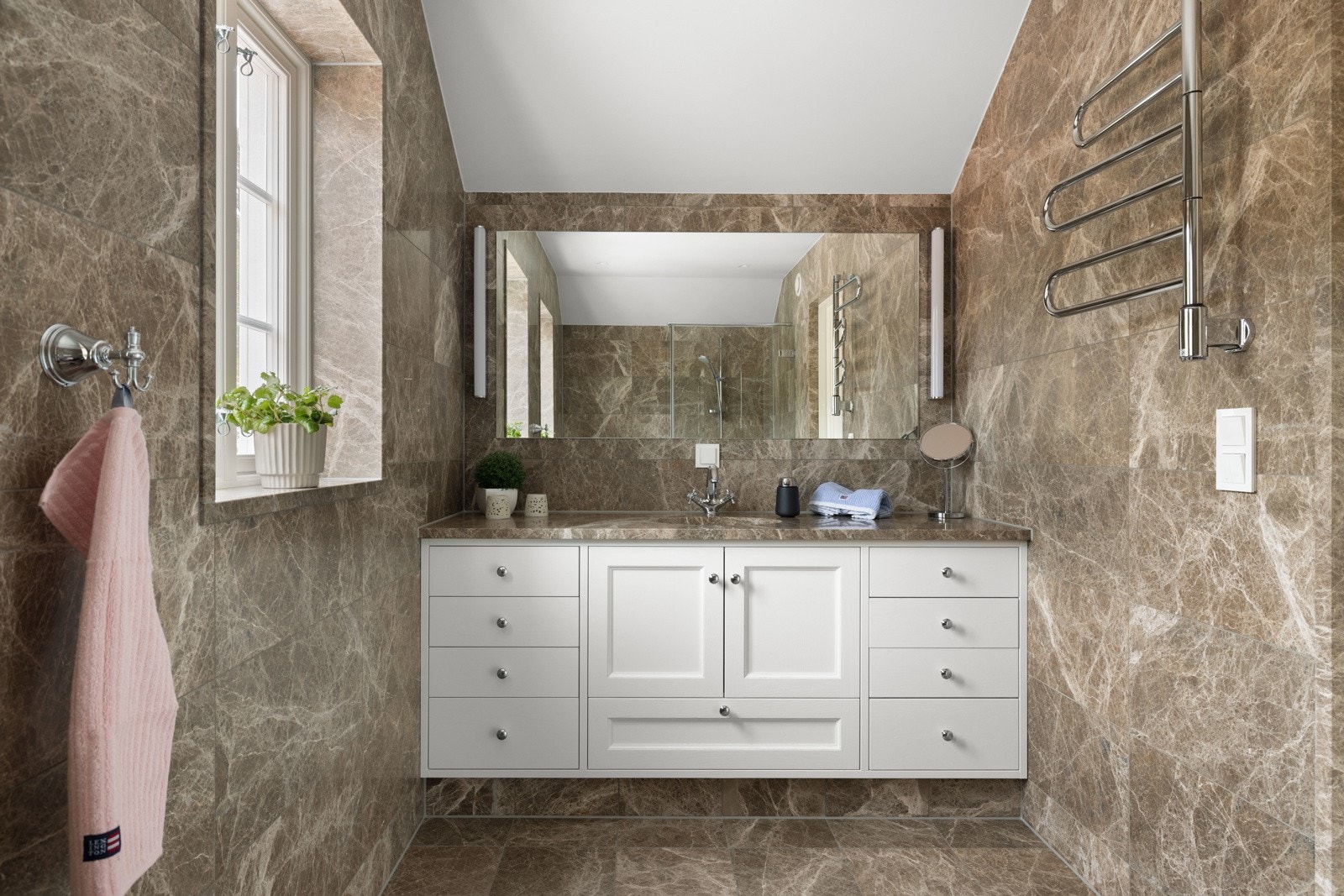 Det andre badet i 2. etasje har adkomst fra hallen. Galleribilde