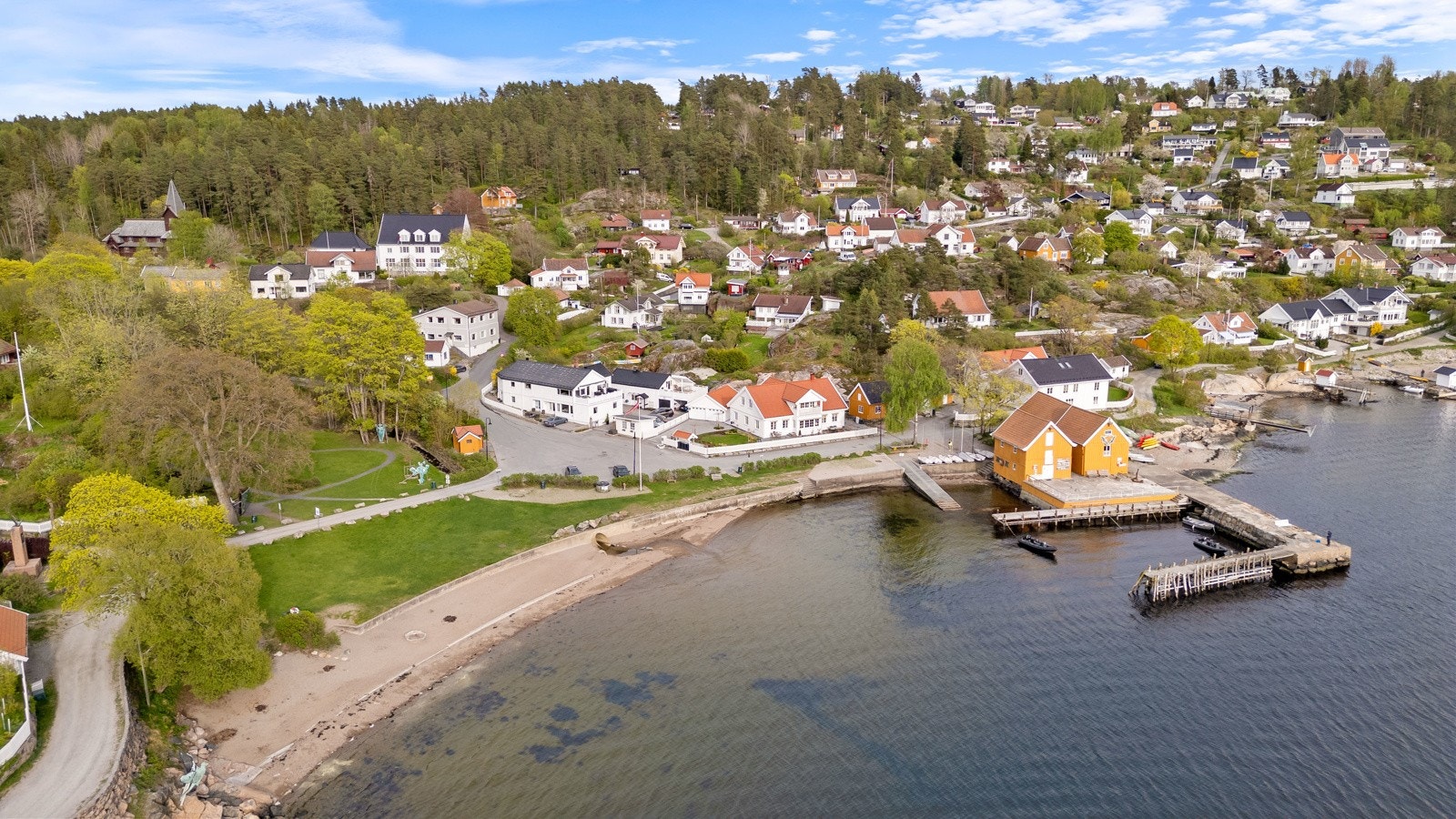 Det går skolebuss til Bjørlien barneskole. Galleribilde
