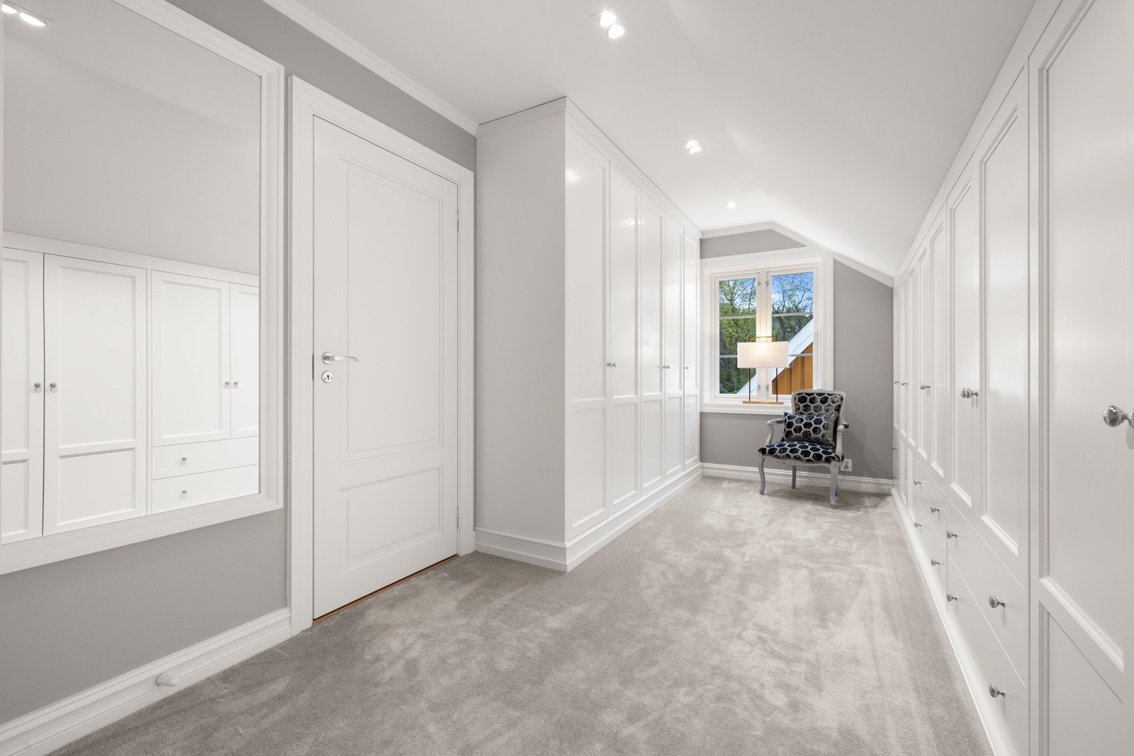 Walk in closet med innredning fra Gjeving trevarefabrikk. Galleribilde