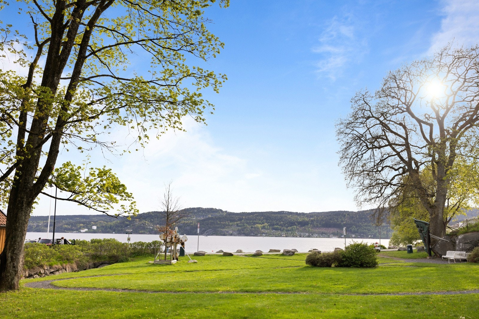 Hvitsten var mye besøkt av kunstnere; blant andre Sigrid Undset, Th. Kittelsen og Edvard Munch. Galleribilde