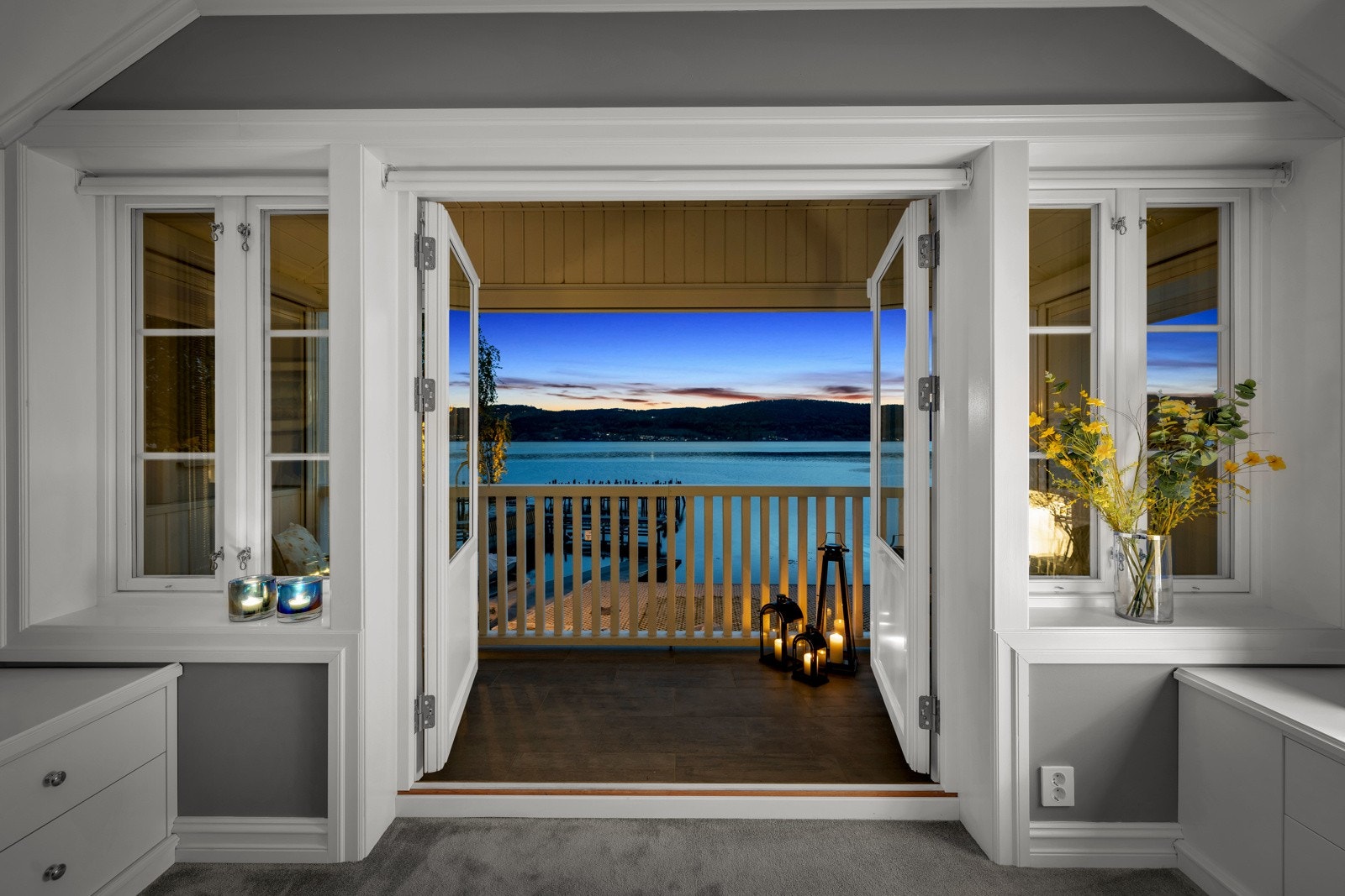 Hovedsoverommet omfatter en egen masteravdeling med eget bad og walk in closet. Galleribilde