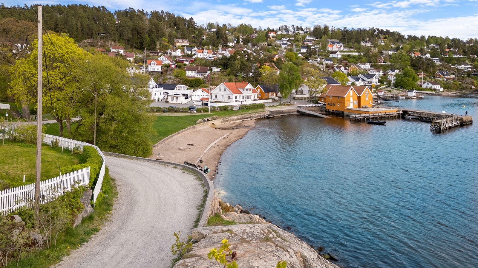 Her har du en liten kirke, sjøboder fra 1700-tallet, koselig gatemiljø og småhusbebyggelse. Galleribilde