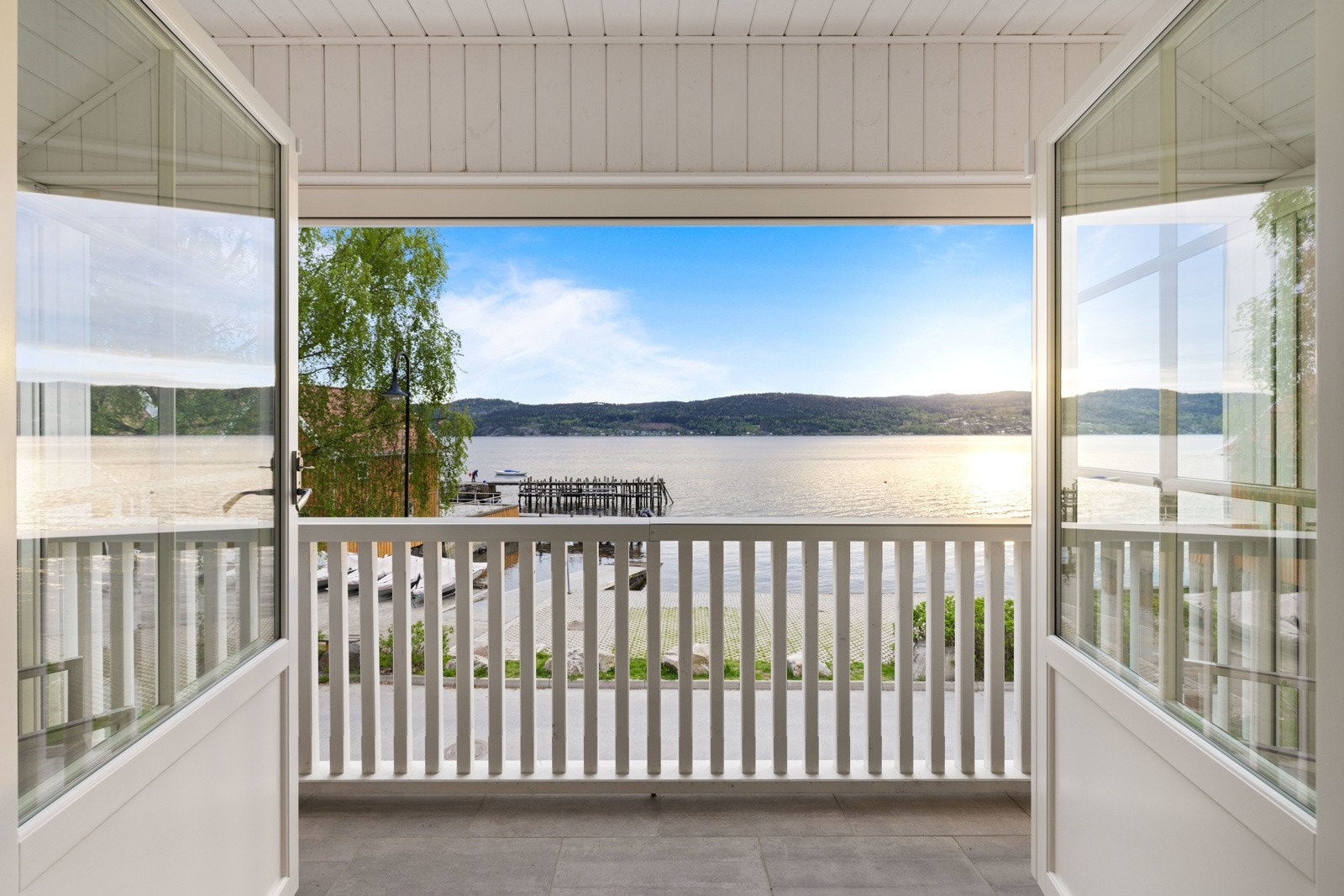 Det er montert innvendig solskjerming/elektriske rullgardiner med fjernkontroll og App-styring samt screens. Galleribilde