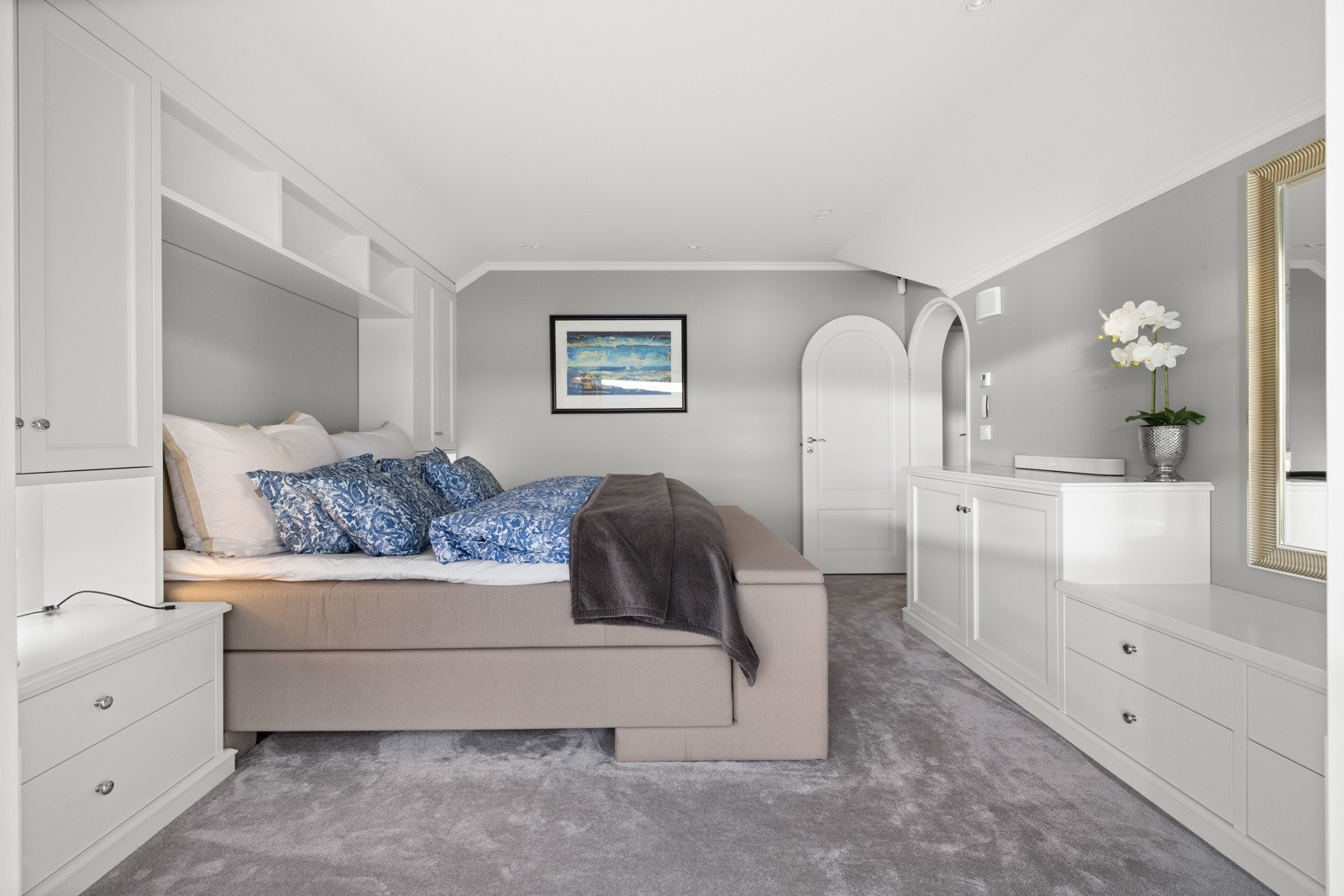 Adkomst til walk in closet som også er innredet med plassbygde skap fra Gjeving trevare. Galleribilde