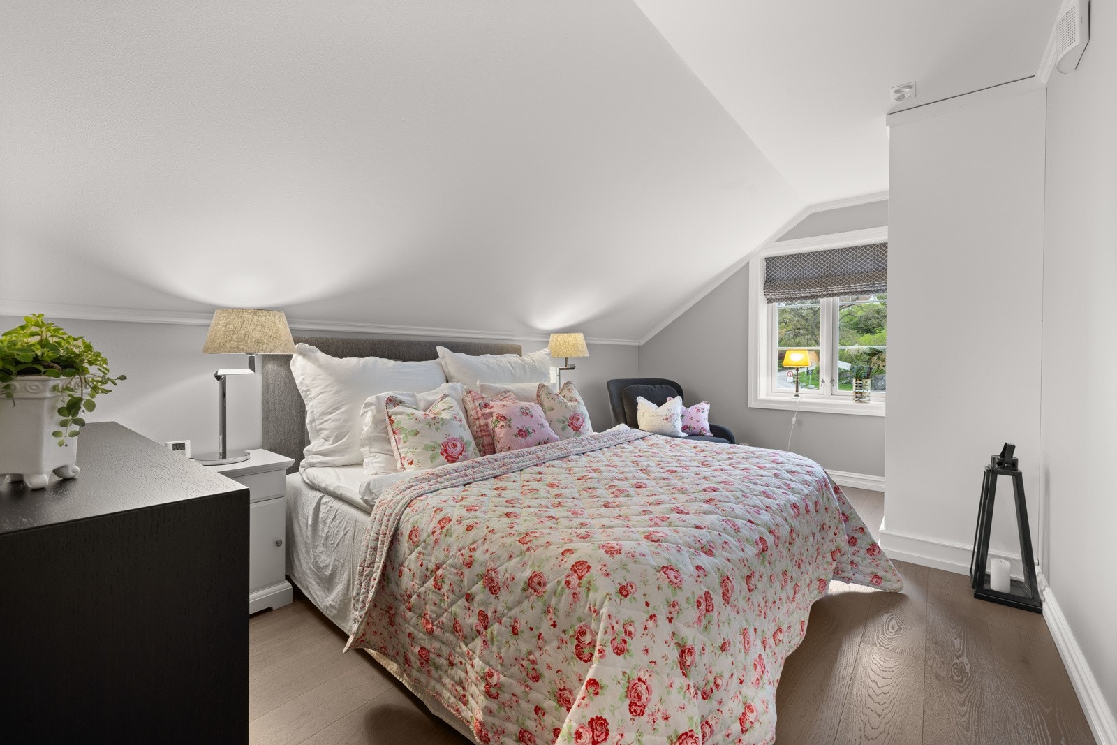 Det er to soverom beliggende med adkomst fra samme gang i 2. etasje. Galleribilde