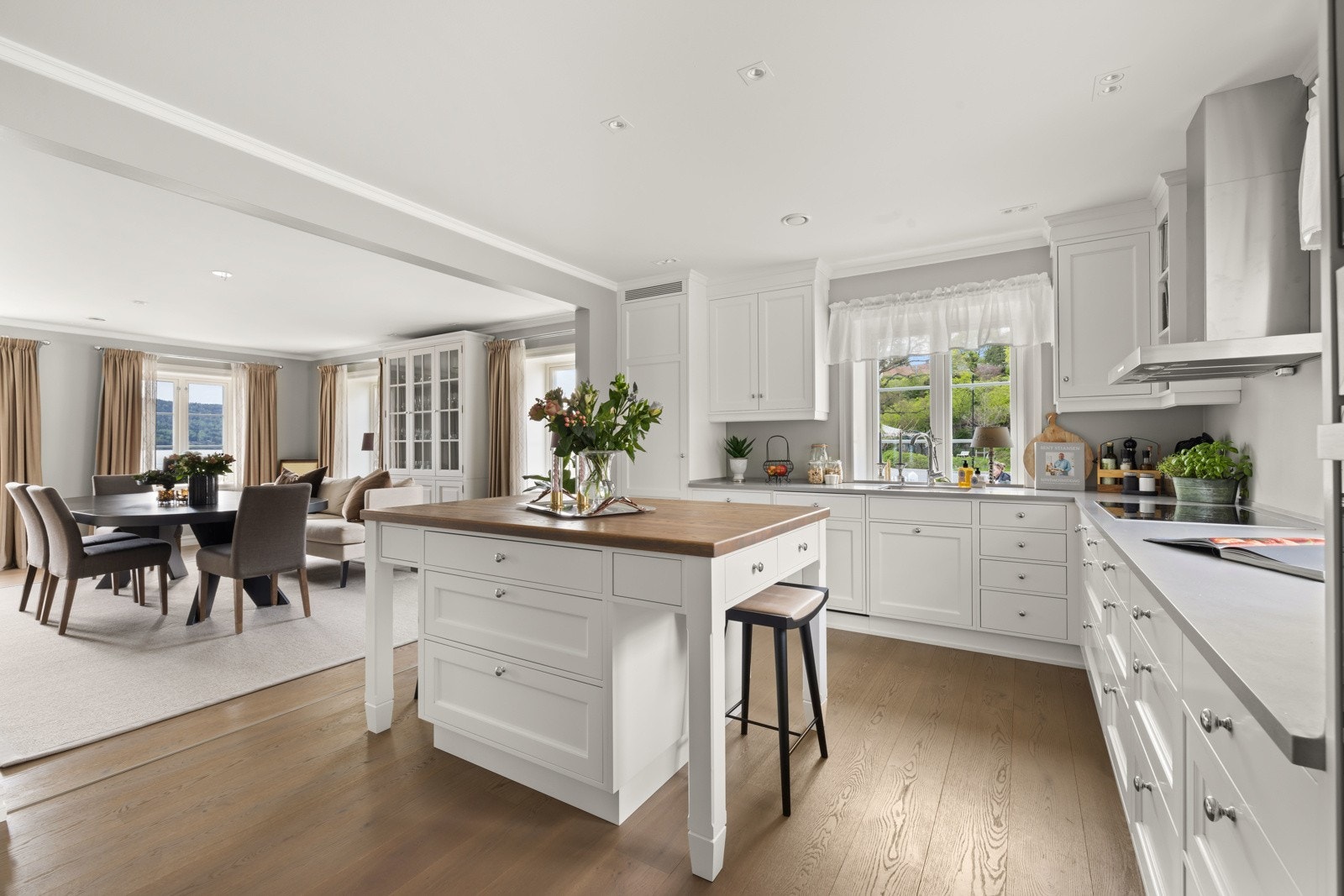 Videre er det en sosial kjøkkenøy med sitteplasser på begge sider. Galleribilde