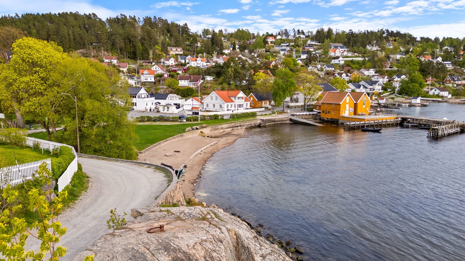 Eiendommen ligger i umiddelbar nærhet til parkanlegg, eldre vernet bebyggelse, bryggeanlegg, seilforening og serveringssted i sommerhalvåret. Galleribilde
