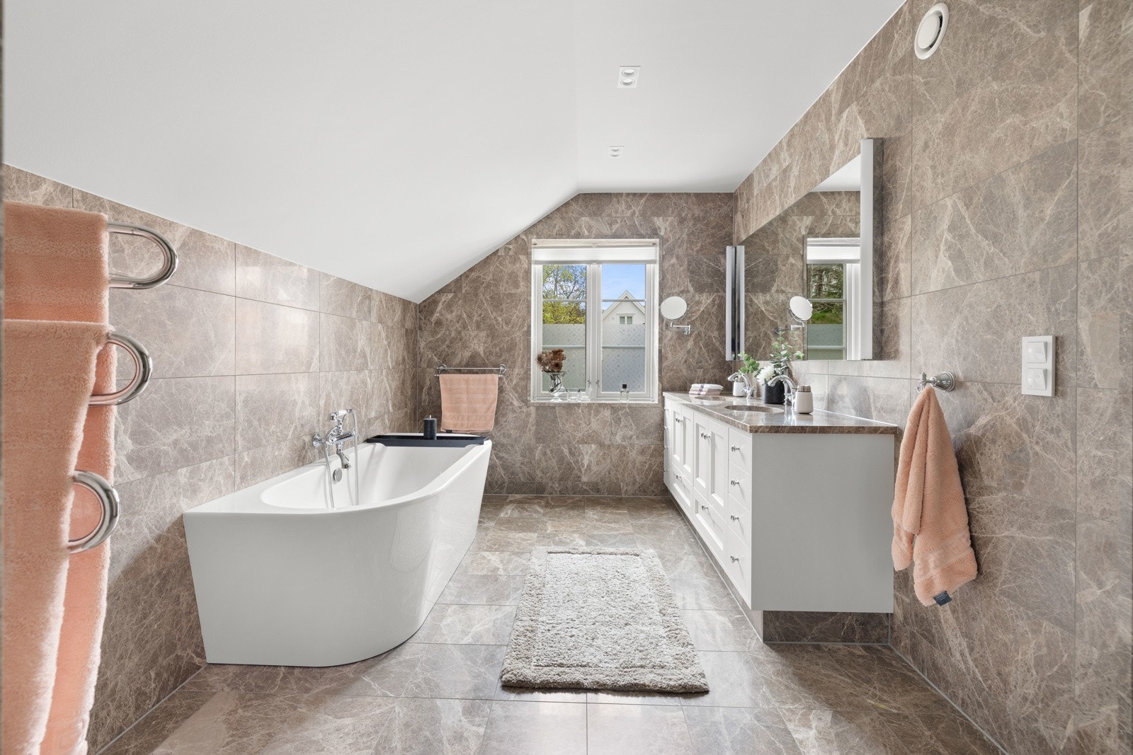 Fra hovedsoverommet i 2. etasje er det adkomst til eget bad. Galleribilde