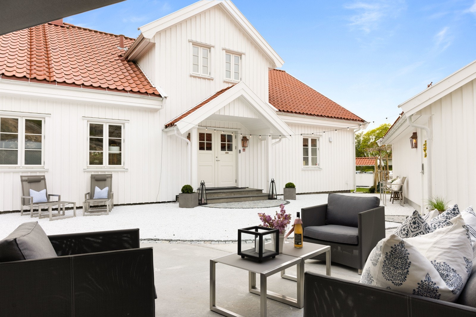 I bakgården er det sprengt ut noen hundre kubikk med fjell, og planert og drenert. Galleribilde