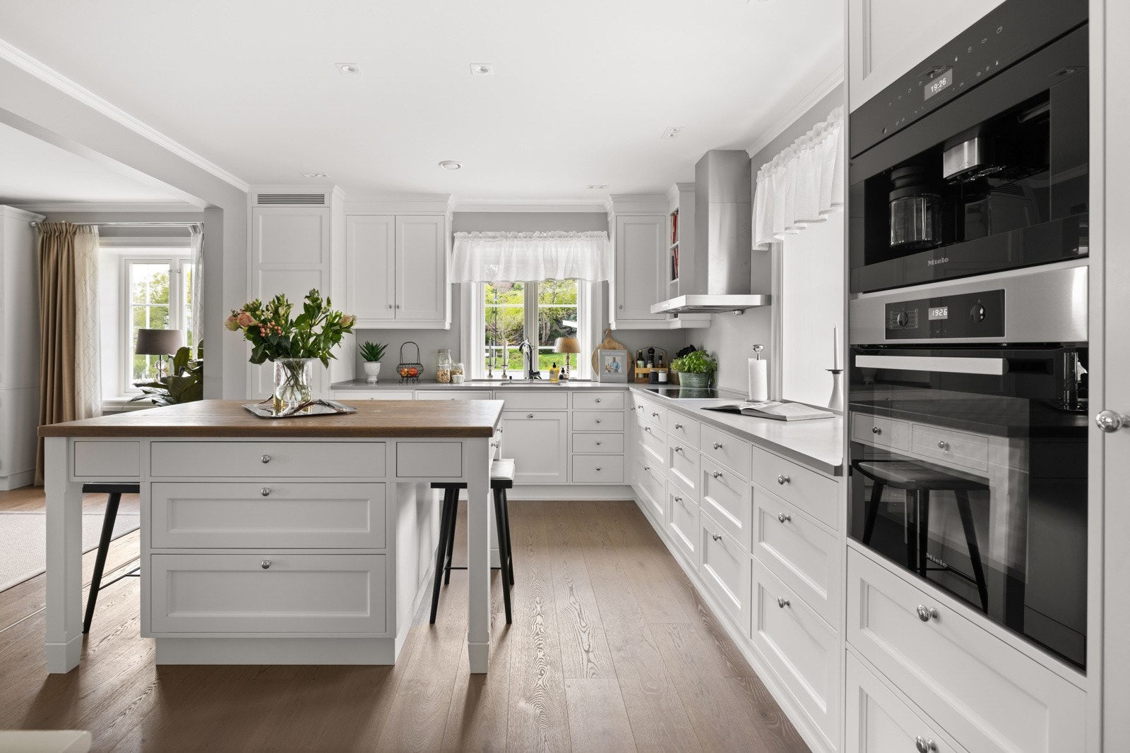 Kjøkkeninnredningen fra Gjeving trevare er plassbygd med eikeskuffer med fingerskjøter. Galleribilde