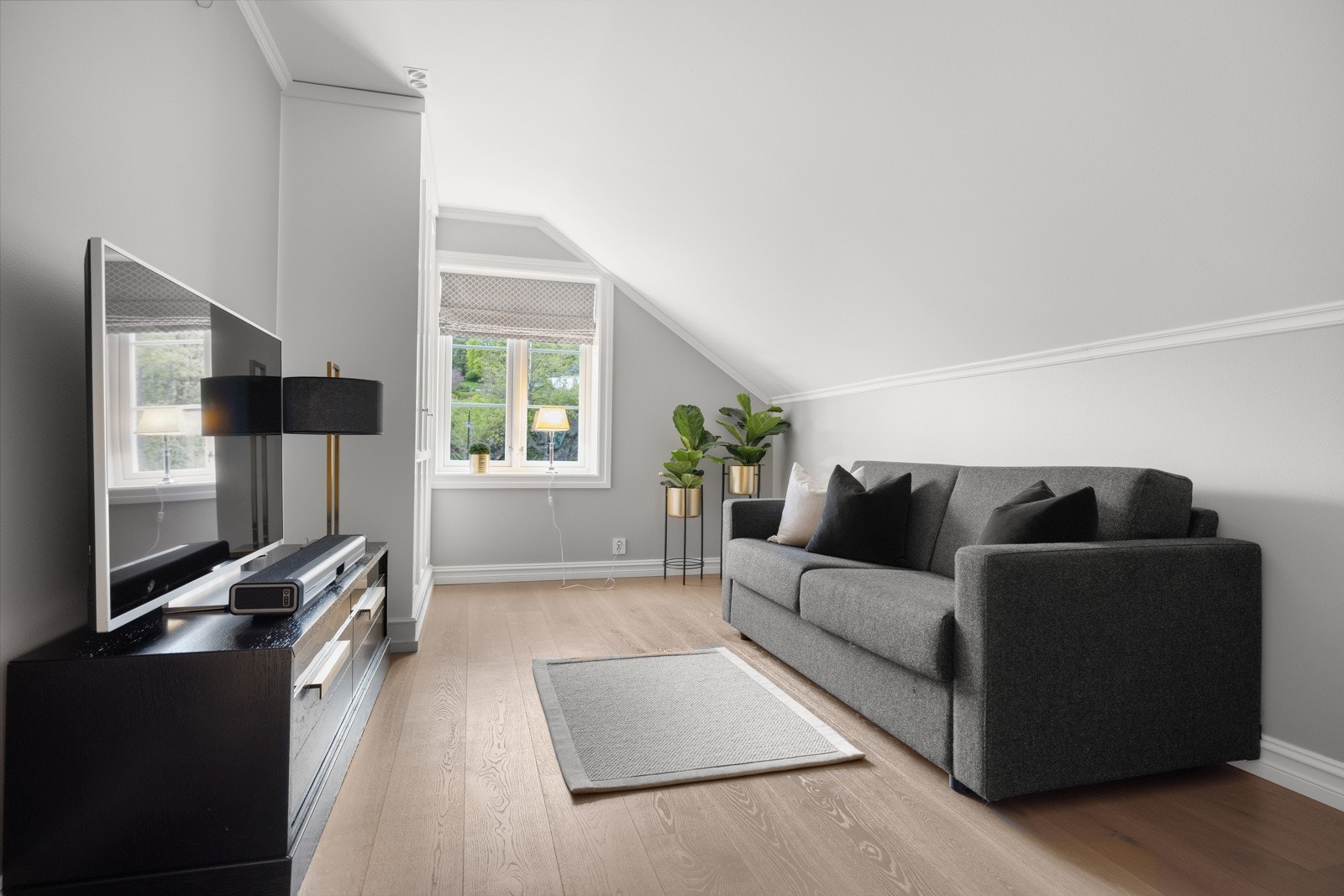 Rommene har god plass til dobbeltseng og tilhørende nattbord, samt garderobeskap. Galleribilde