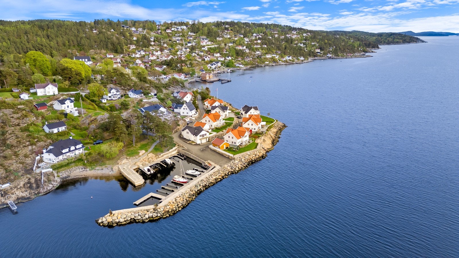 Hvitsten er et lite hvitmalt og sjarmerende tettsted ved Oslofjorden. Galleribilde