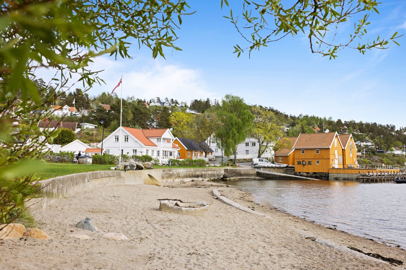 Hvitsten byr på flere strender blaa Hvitsten stranda og Emmerstadbukta. Galleribilde