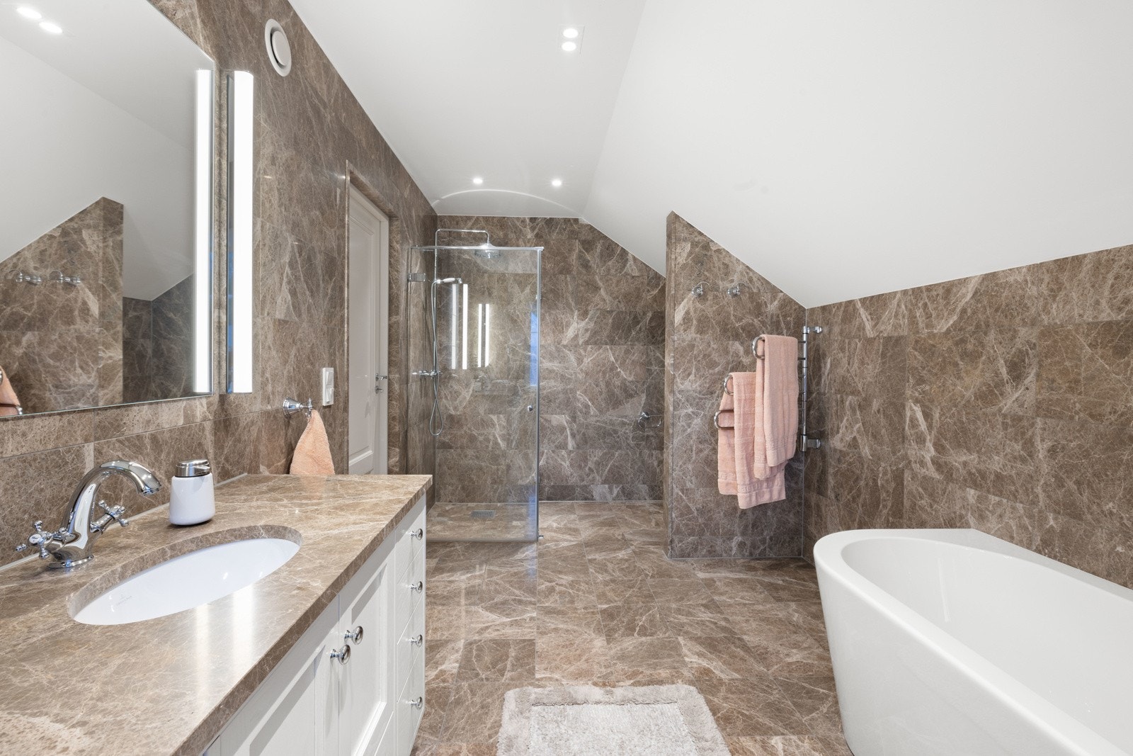 Det er vannbåren gulvvarme, balansert ventilasjon og ELKO SMART lysstyring i rommet. Galleribilde