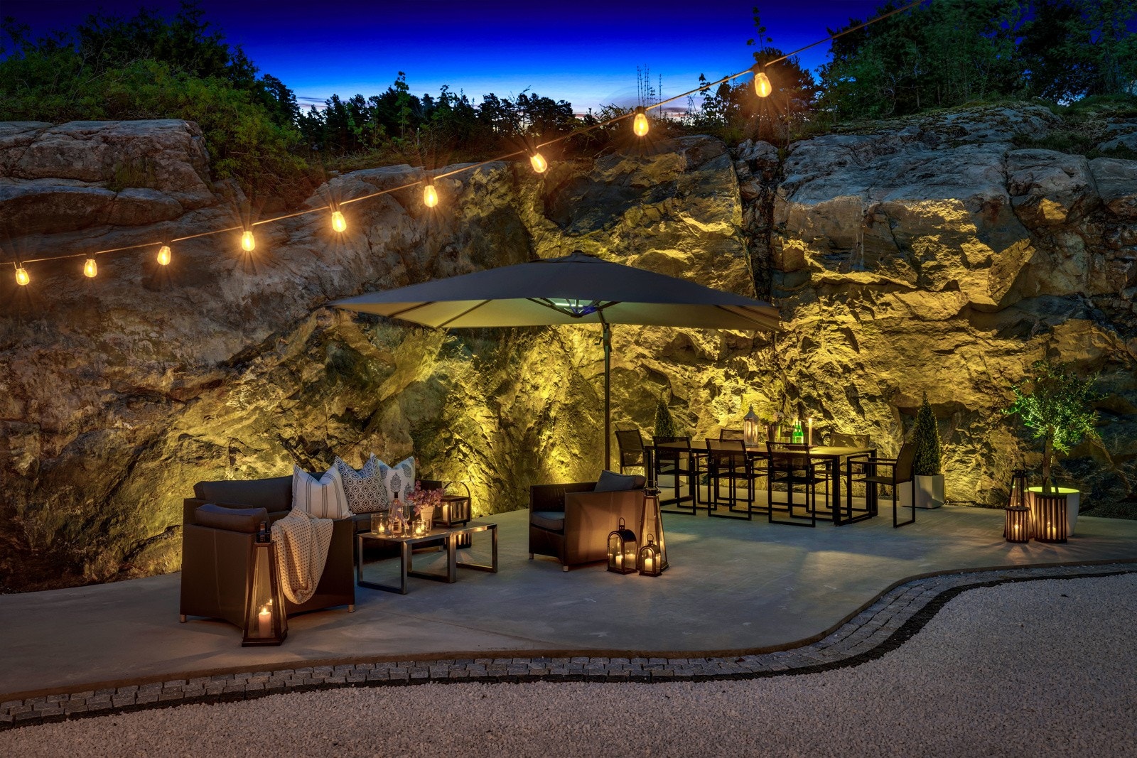 Bakgården er flott opparbeidet med støpt platting inntil fjellveggen etter design fra hagearkitekt Darren Saines. Galleribilde