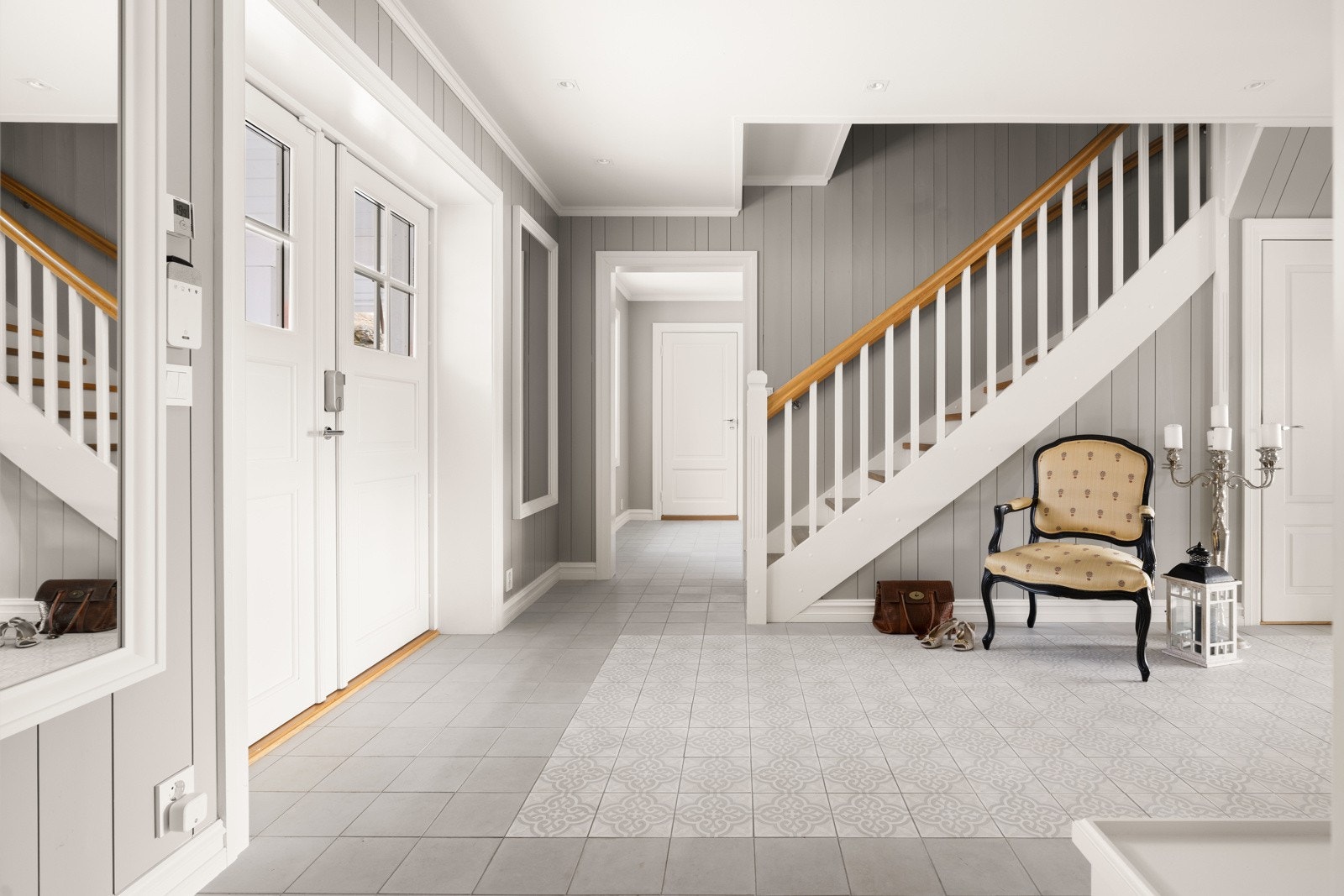 Fra entré/hall er det videre adkomst til toalettrom, vaskerom og bod. Galleribilde