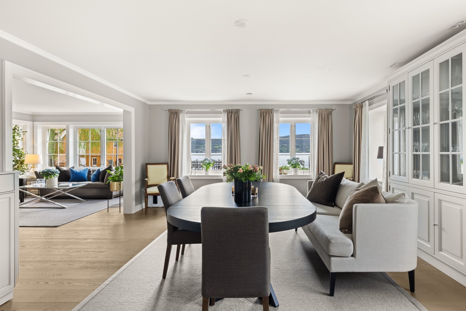 Spisestuen er et herlig klassisk og lyst rom med plass for mange. Galleribilde