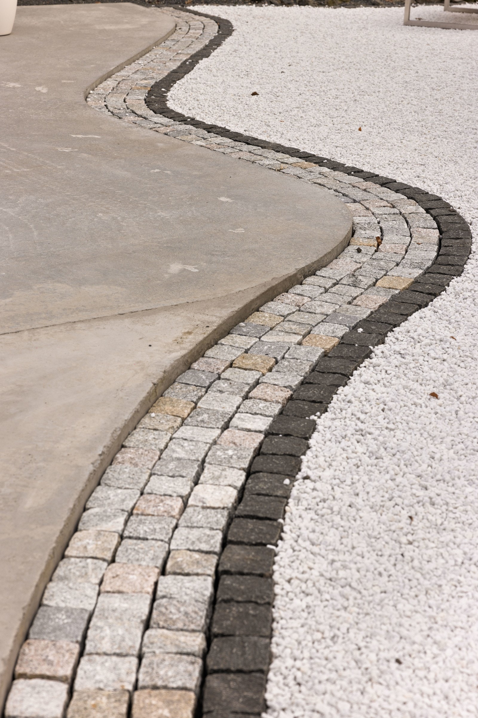 Gårdsplassen er opparbeidet med brostein av fem typer granittstein. Galleribilde