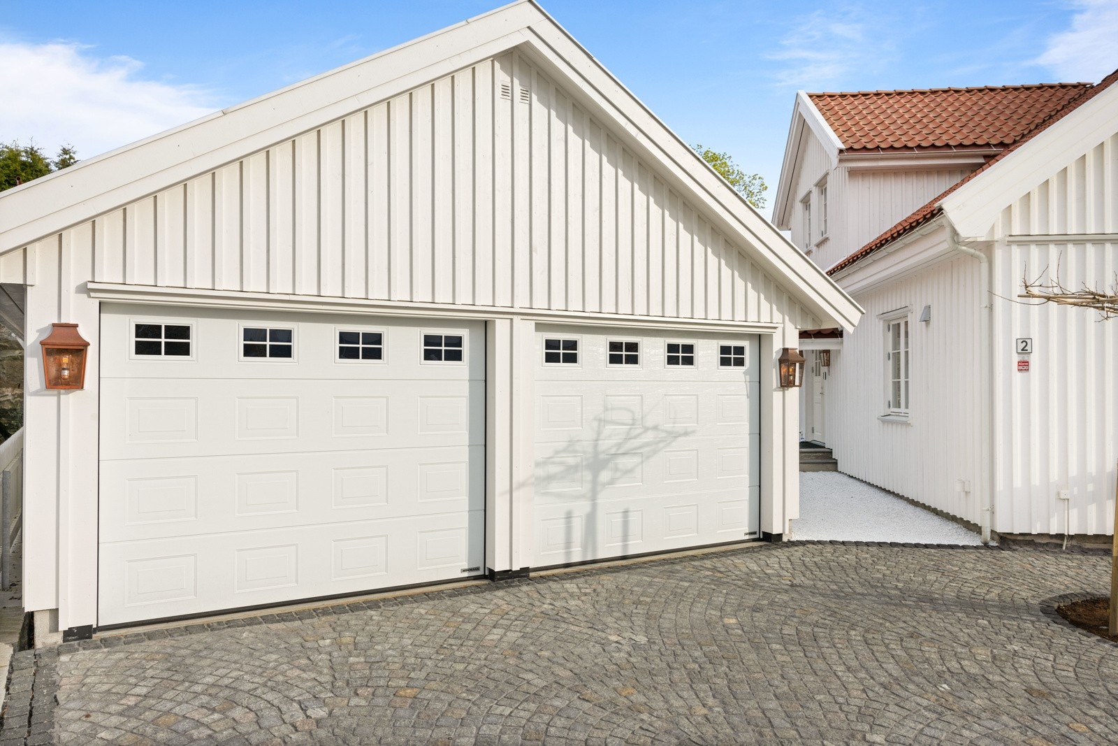 Dobbelgarasje på 48 kvm oppført i 2021 med lader til elbil samt bod. Galleribilde