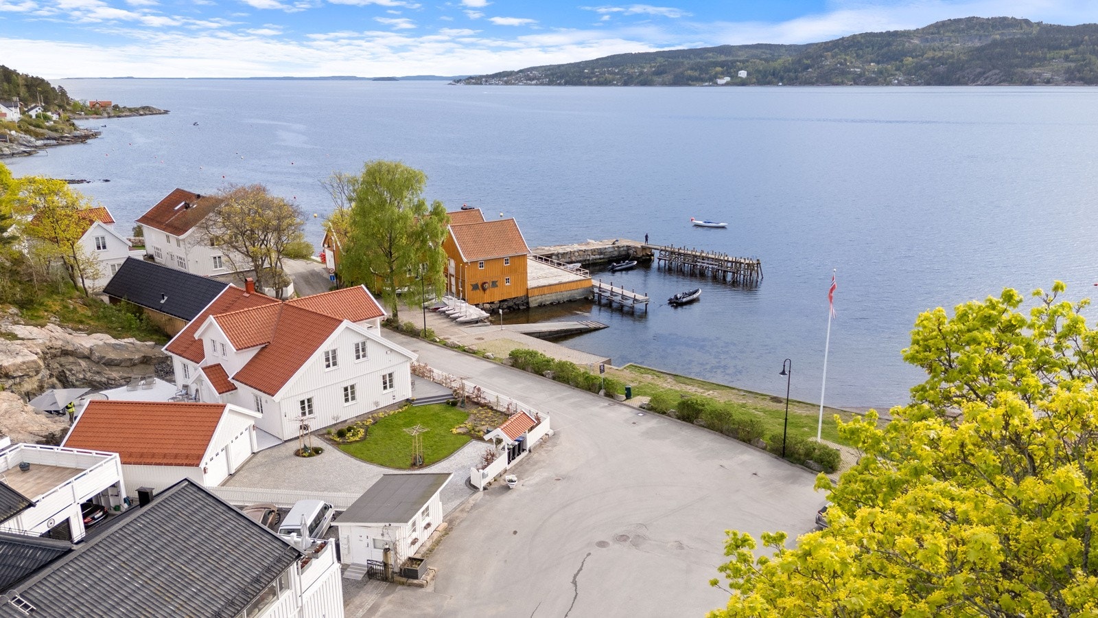 Fra stue/spisestue er det via terrassedør utgang til vestvendt terrasse ut mot sjøen. Galleribilde