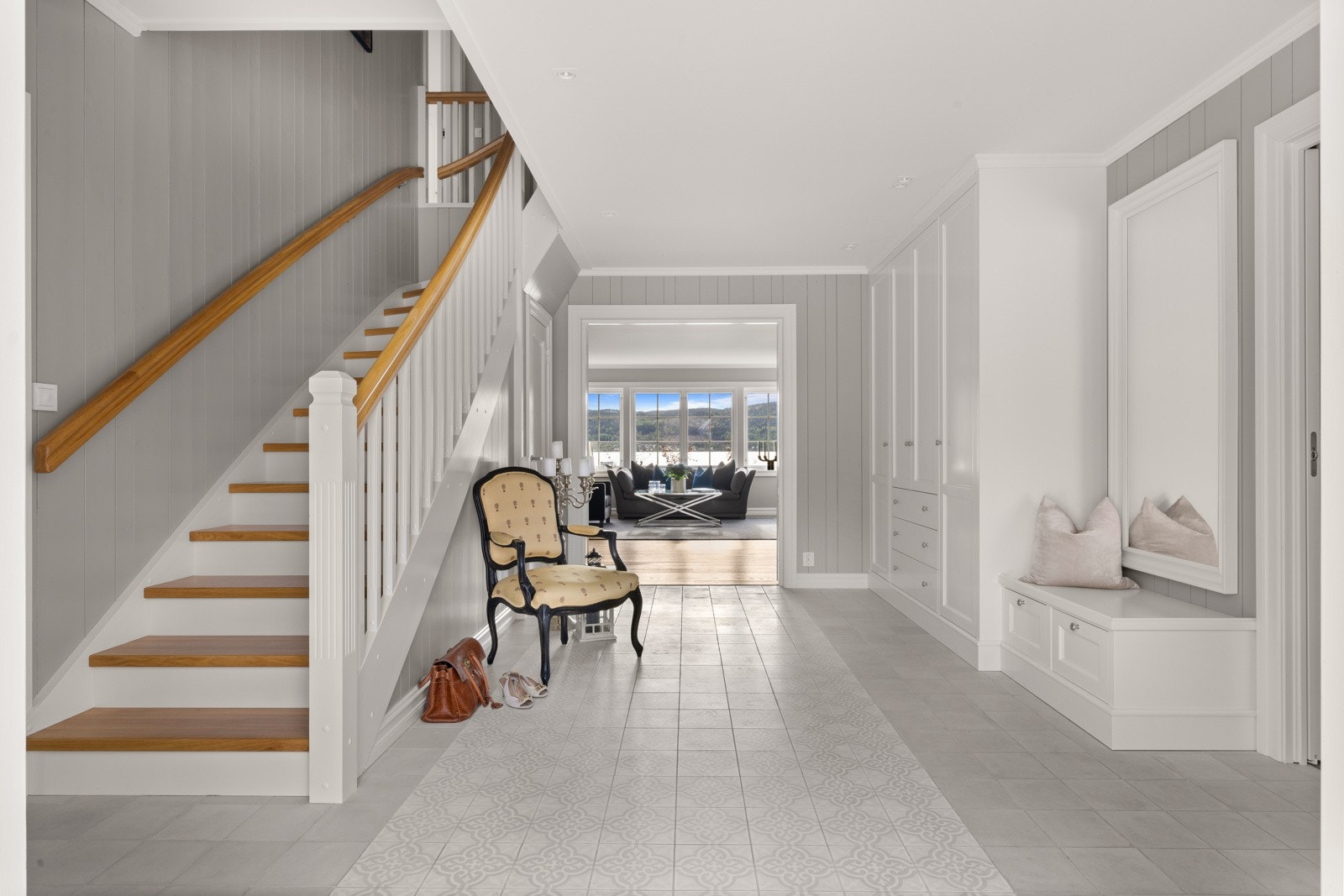 I hallen er det Marokkanske fliser på gulv, og Gjeving garderobeinnredning med eikeskuffer. Galleribilde