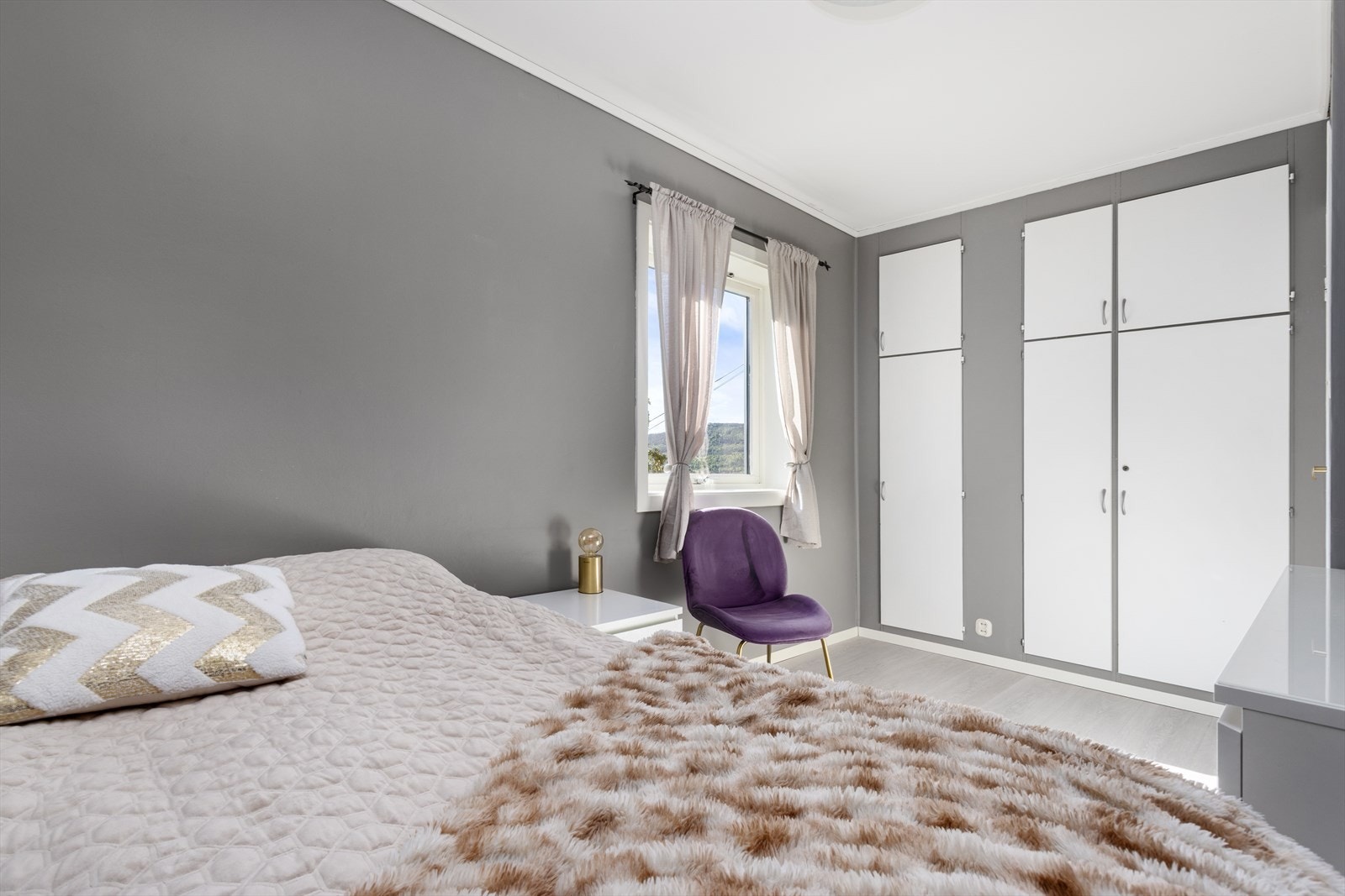 Begge soverommene har innebygde garderobeskap og store vinduer som slipper inn mye naturlig lys, noe som skaper en lys og trivelig atmosfære. Galleribilde