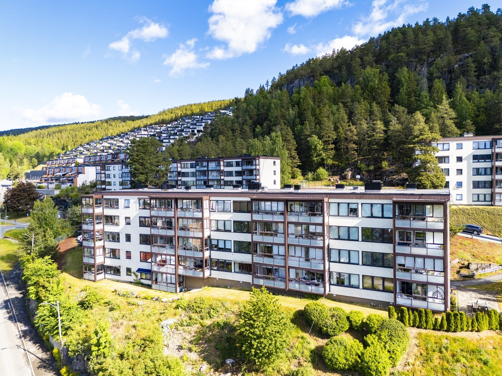 Området er kjent for sine naturskjønne omgivelser og flotte turmuligheter, med nærhet til fine badeplasser, turstier, lysløyper og et populært skisenter. Galleribilde