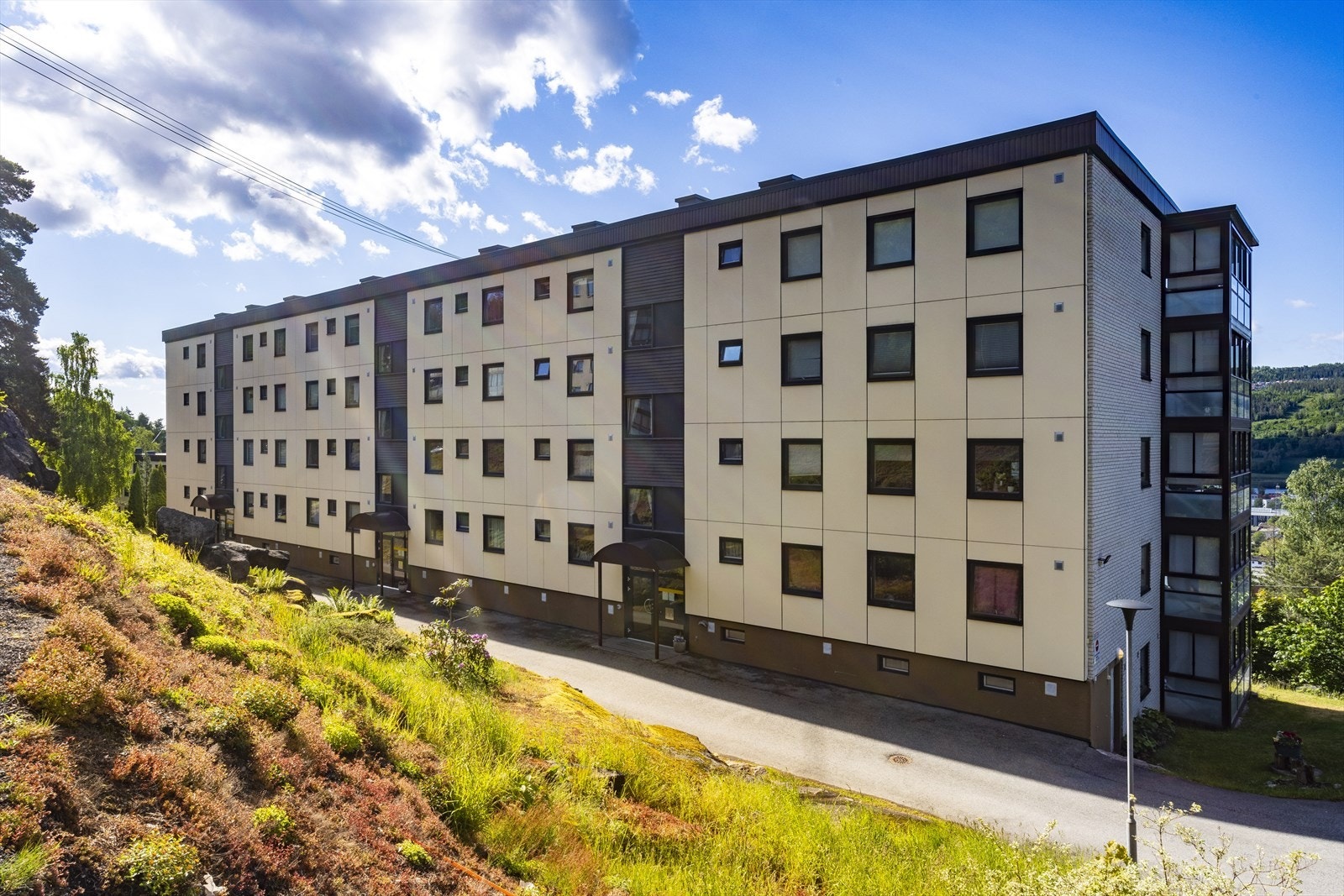 Boligen har kort gangavstand til både skoler, barnehager og dagligvarebutikker. Galleribilde