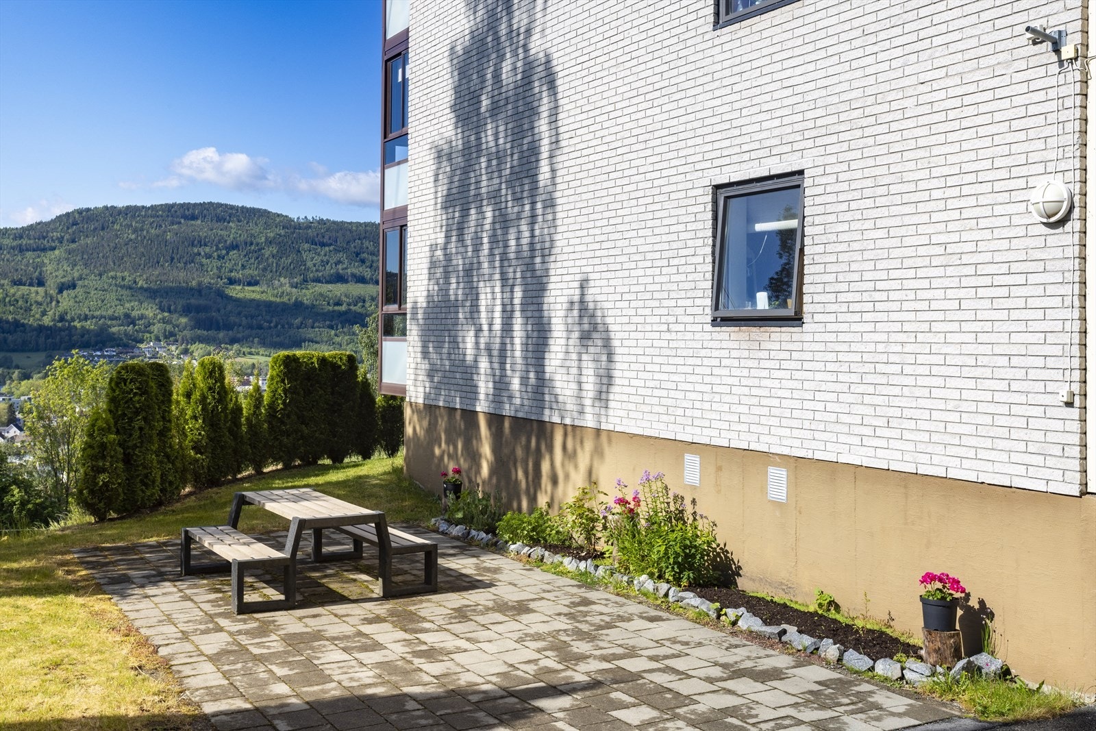 Disse uteplassene skaper en trivelig ramme for både avslapning og hyggelig samvær i grønne og rolige omgivelser. Galleribilde