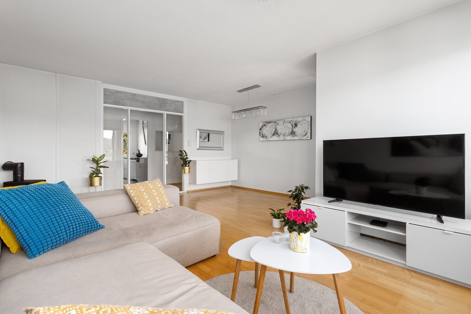 Stuen fremstår som romslig og velutnyttet, med god plass til både en sofagruppe og en spisegruppe. Dette gir gode muligheter for både avslapning og sosiale sammenkomster. Vedovn for hygge og velvære på kalde dager. Galleribilde