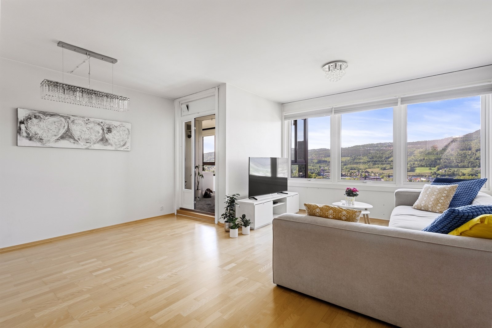 Stuen har store vindusflater som slipper inn rikelig med naturlig lys og inviterer den nydelige utsikten inn. Galleribilde