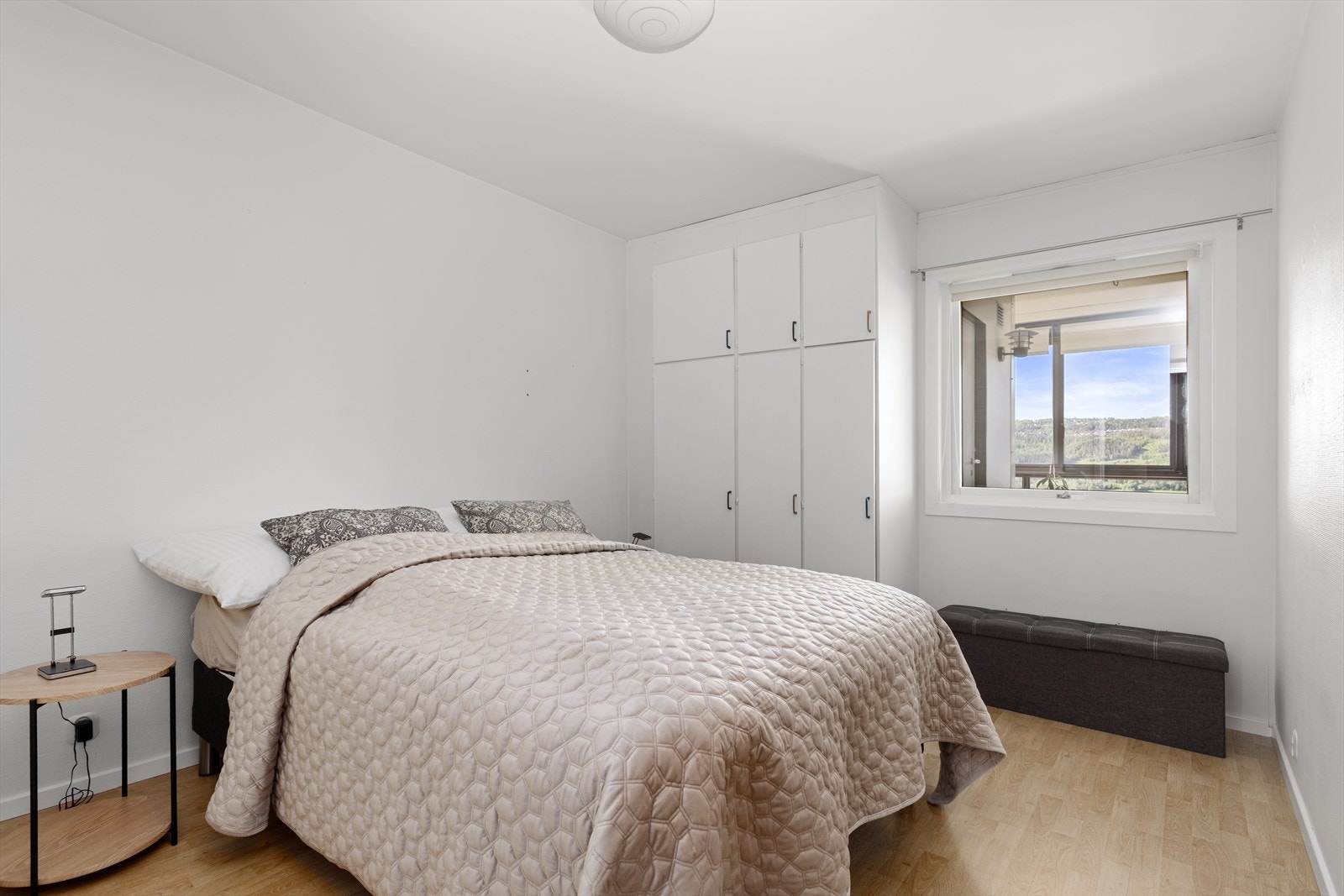 Leiligheten har to soverom. Hovedsoverommet har god plass til en dobbeltseng og tilbehør. Galleribilde