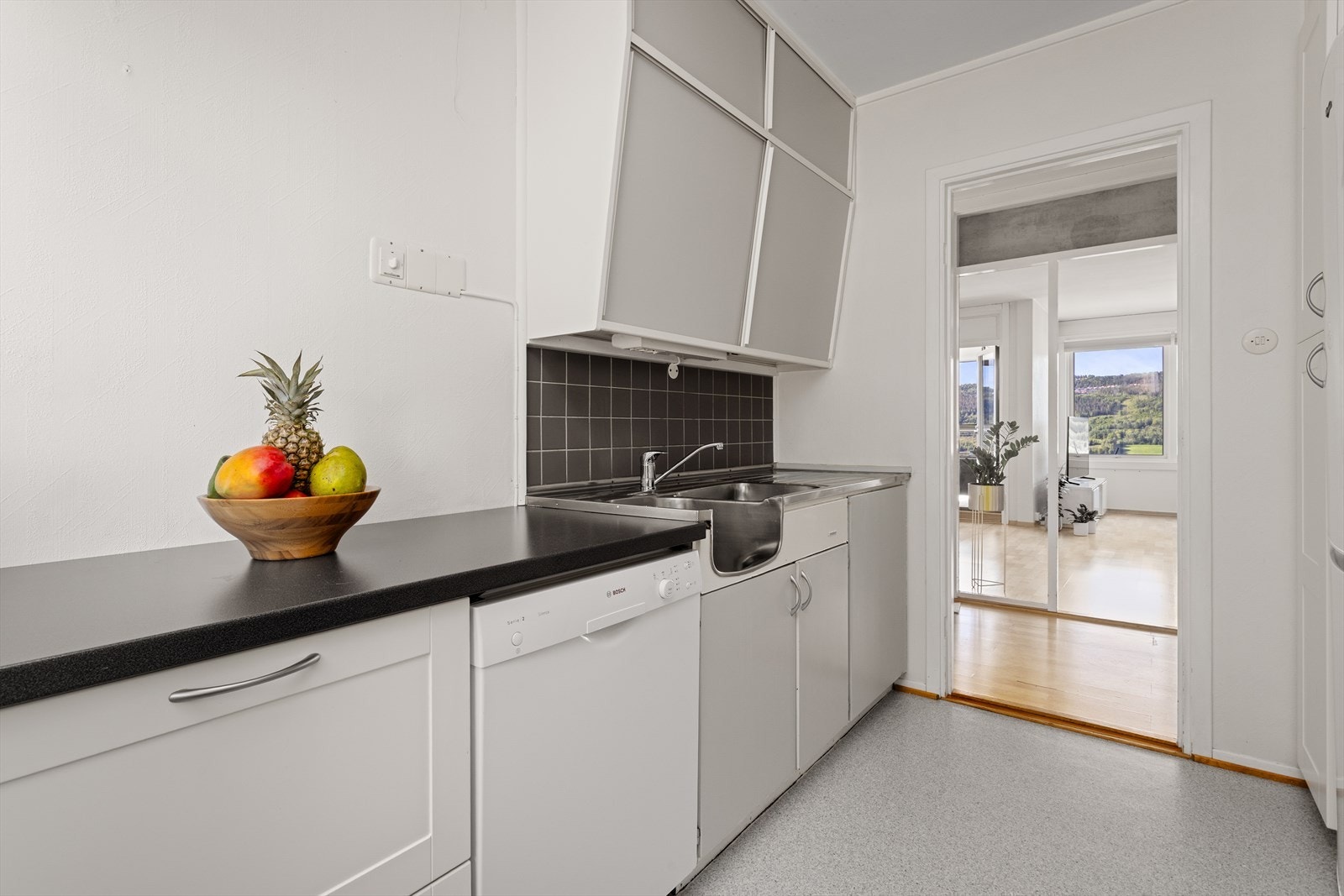 Over den laminerte benkeplaten er det et flislagt felt som både beskytter og gir et dekorativt preg. Galleribilde