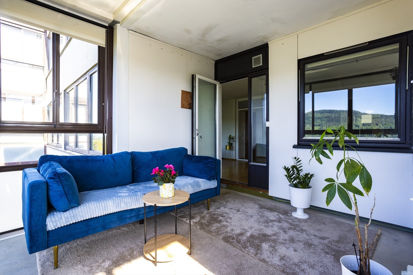 Fra stuen er det direkte adkomst til en romslig, innglasset balkong på hele 12 kvm. Her kan du nyte en nydelig utsikt i lune omgivelser - perfekt for både morgenkaffen og sene sommerkvelder. Galleribilde