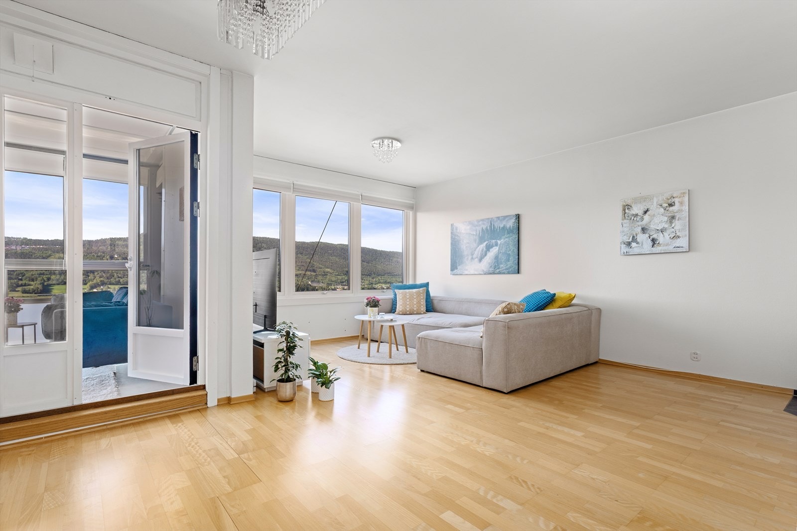 Den innglassede løsningen på balkongen forlenger utesesongen og gir en lun og skjermet uteplass året rundt. Galleribilde